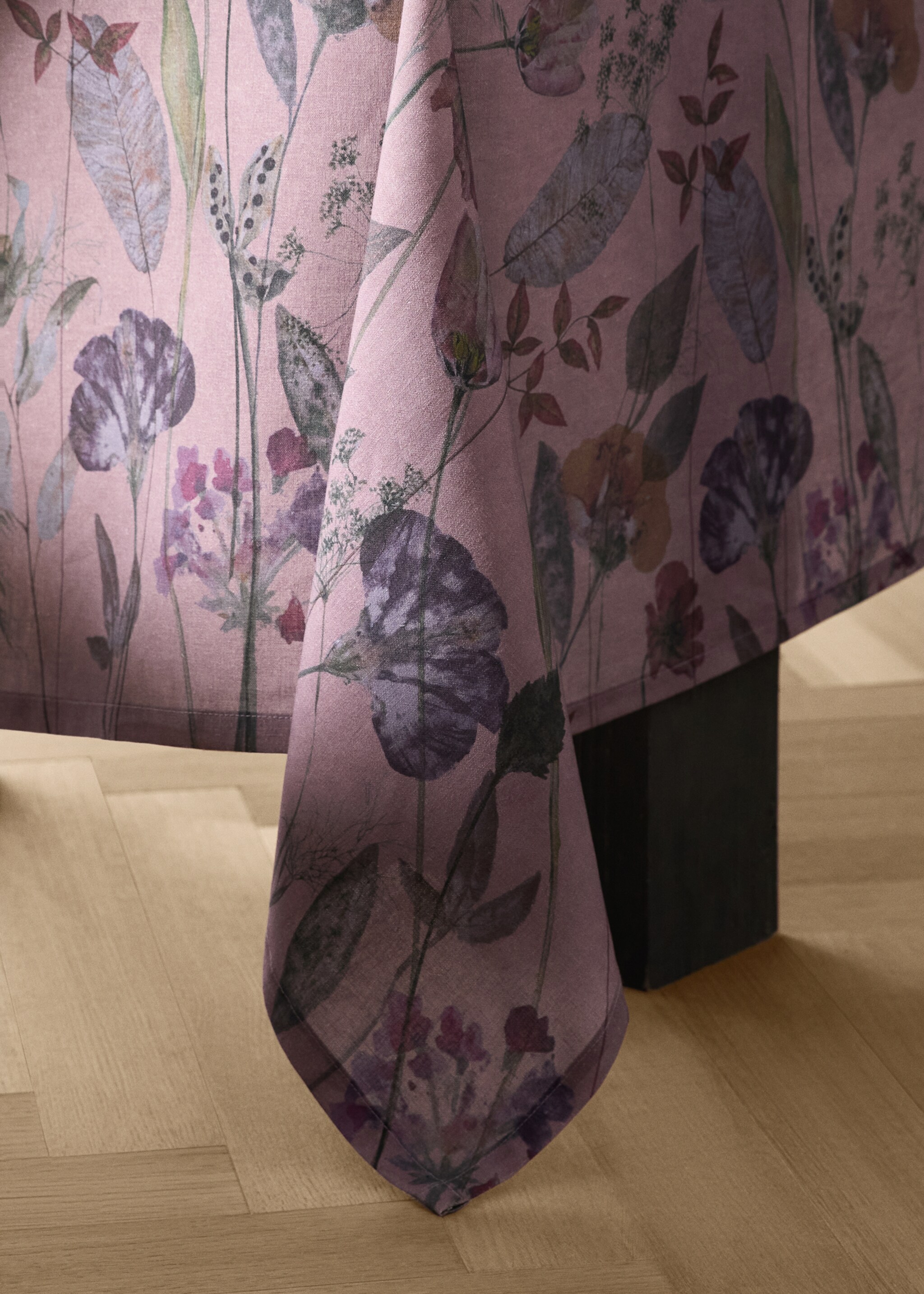 Color flowers cotton linen tablecloth 6 to 8 diners - Details of the article 8, Plum. Ref: 17013335-00.