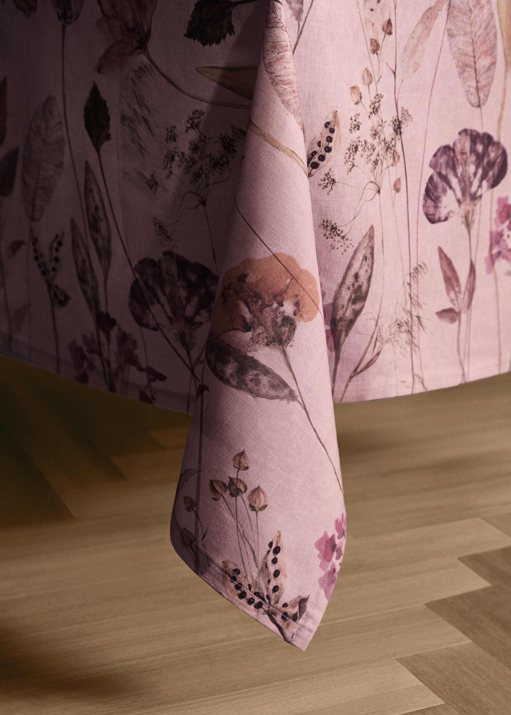Color flowers cotton linen tablecloth 6 to 8 diners - Details of the article 8, Cherry. Ref: 17013335-00.