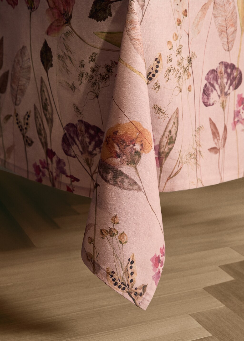 Cotton linen floral-print tablecloth for 6 to 8 diners