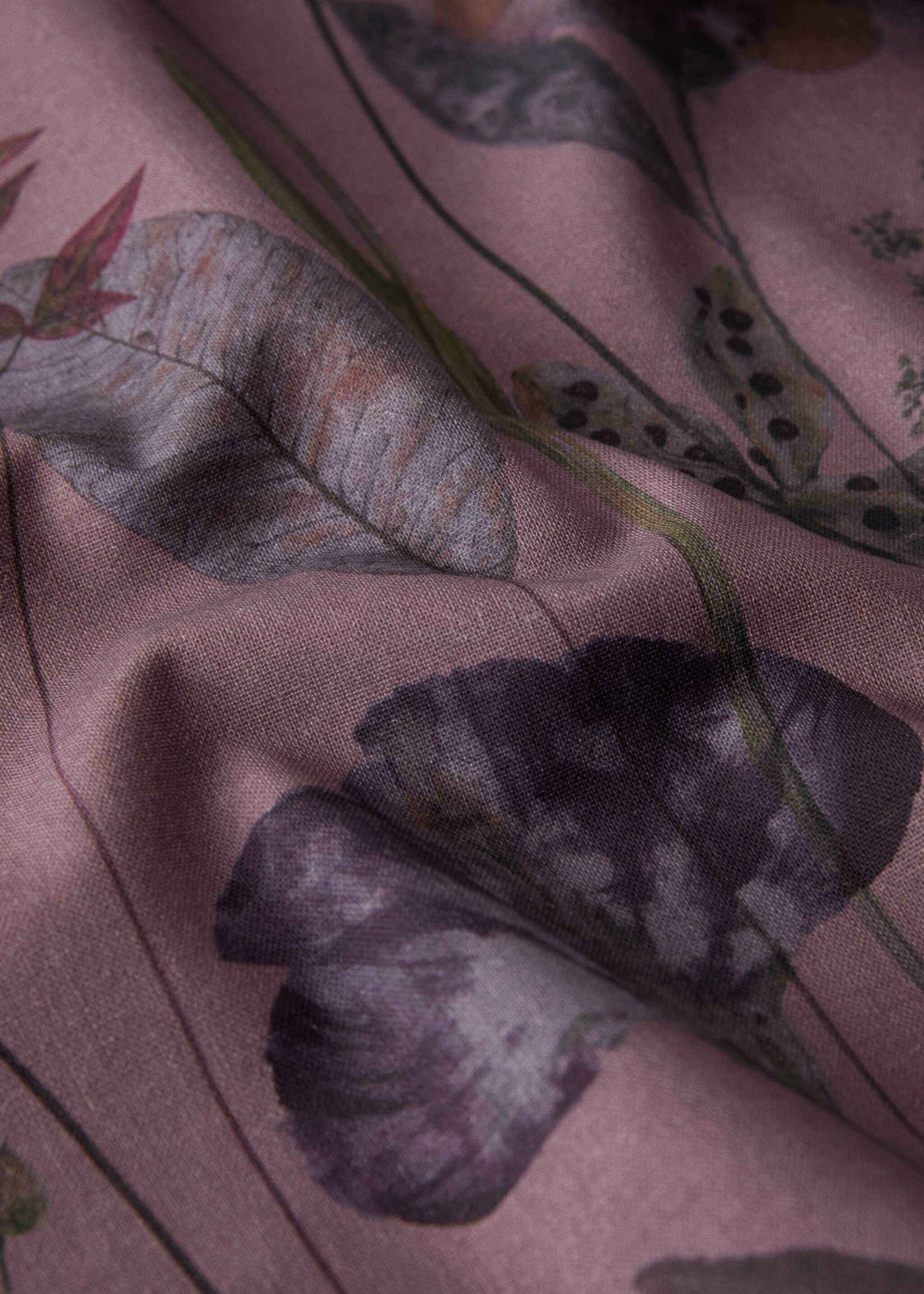 Cotton linen floral-print tablecloth for 8 to 10 diners - Details of the article 2, Plum. Ref: 17013336-00.