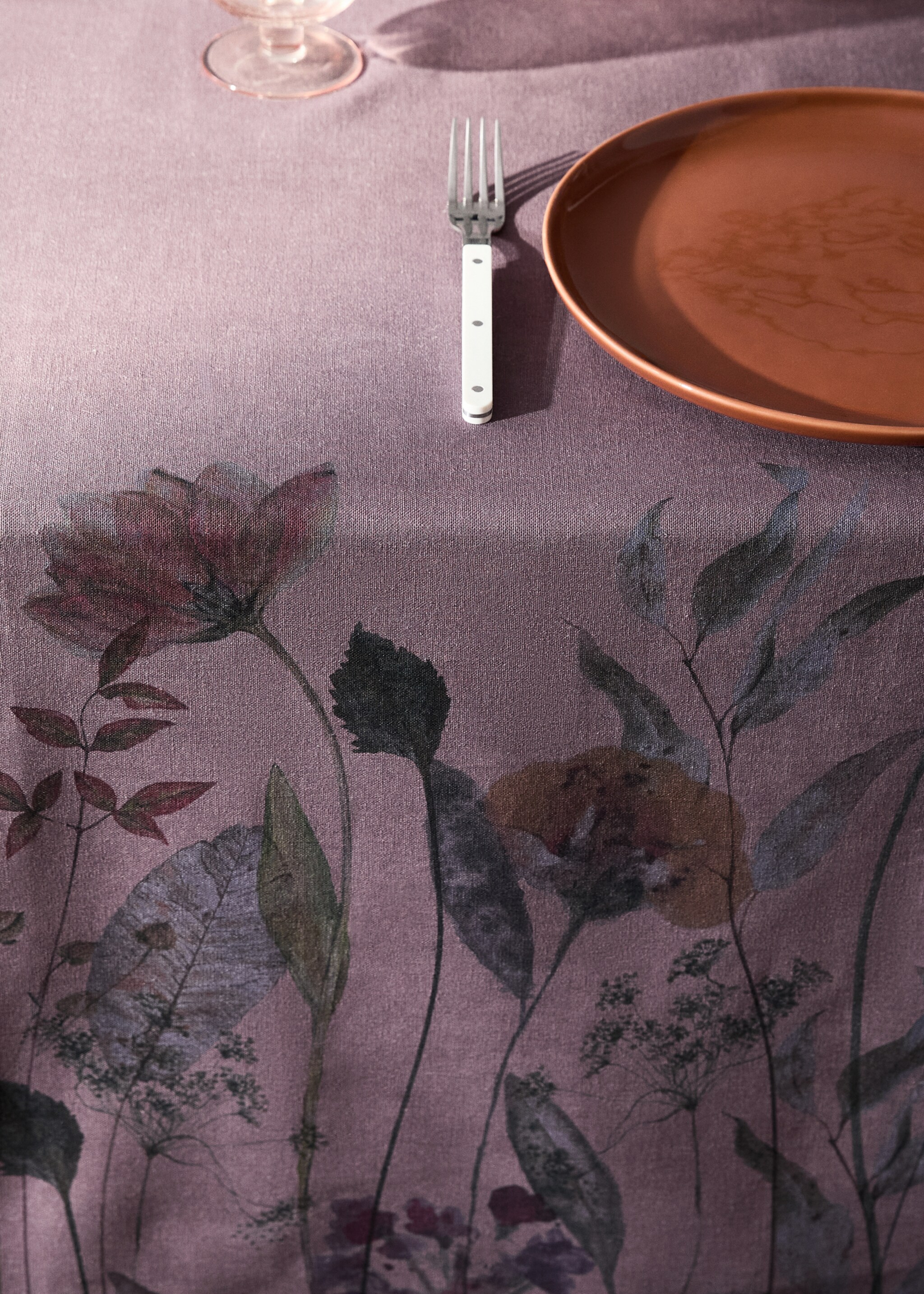Cotton linen floral-print tablecloth for 8 to 10 diners - Details of the article 7, Plum. Ref: 17013336-00.