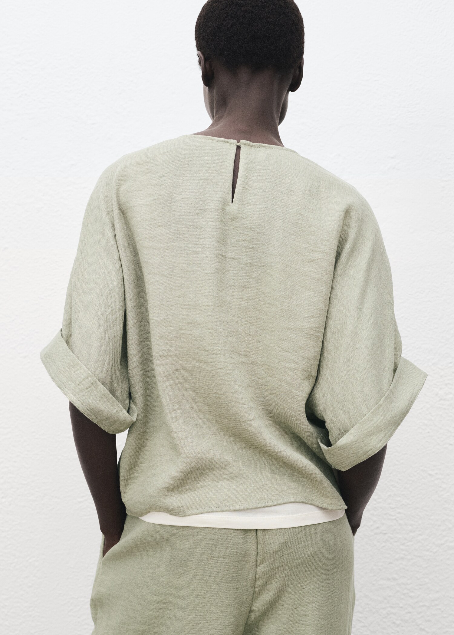 Oversized blouse with turn-up sleeves - Reverse of the article