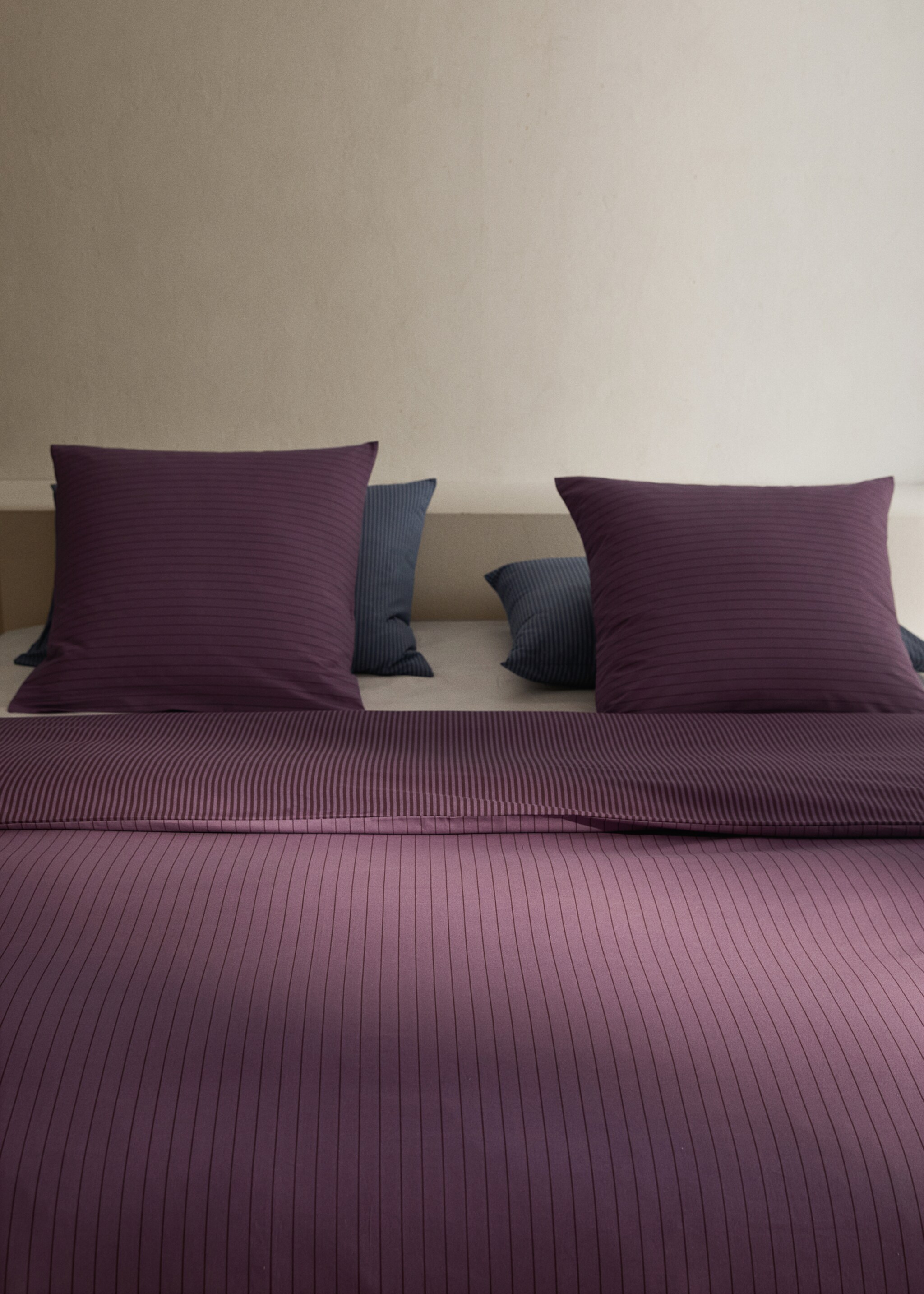 Reversible percale cotton striped duvet cover for 135/140 cm bed - Details of the article 7, Plum. Ref: 17013823-00.