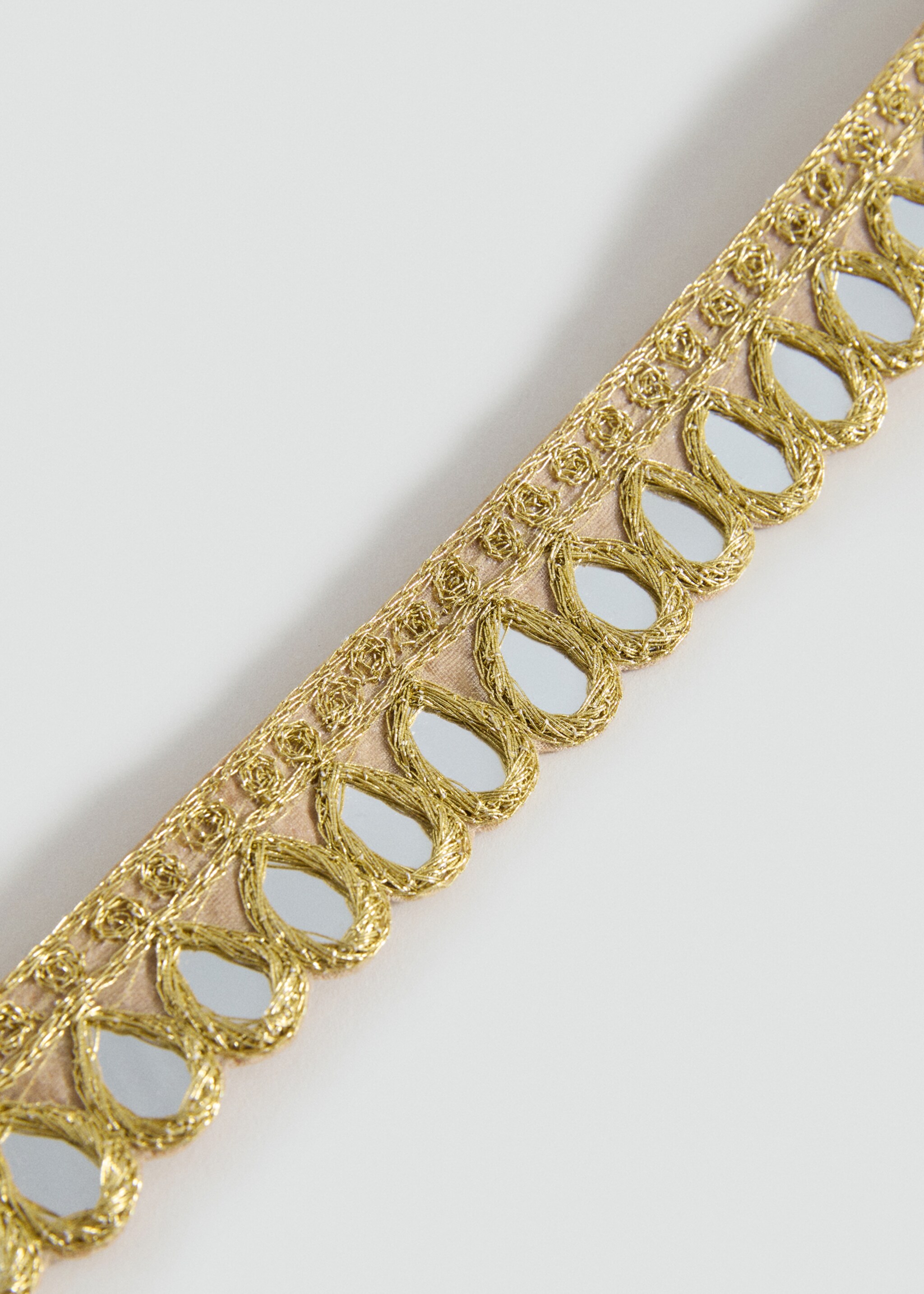 Collar choker espejos - Plano medio