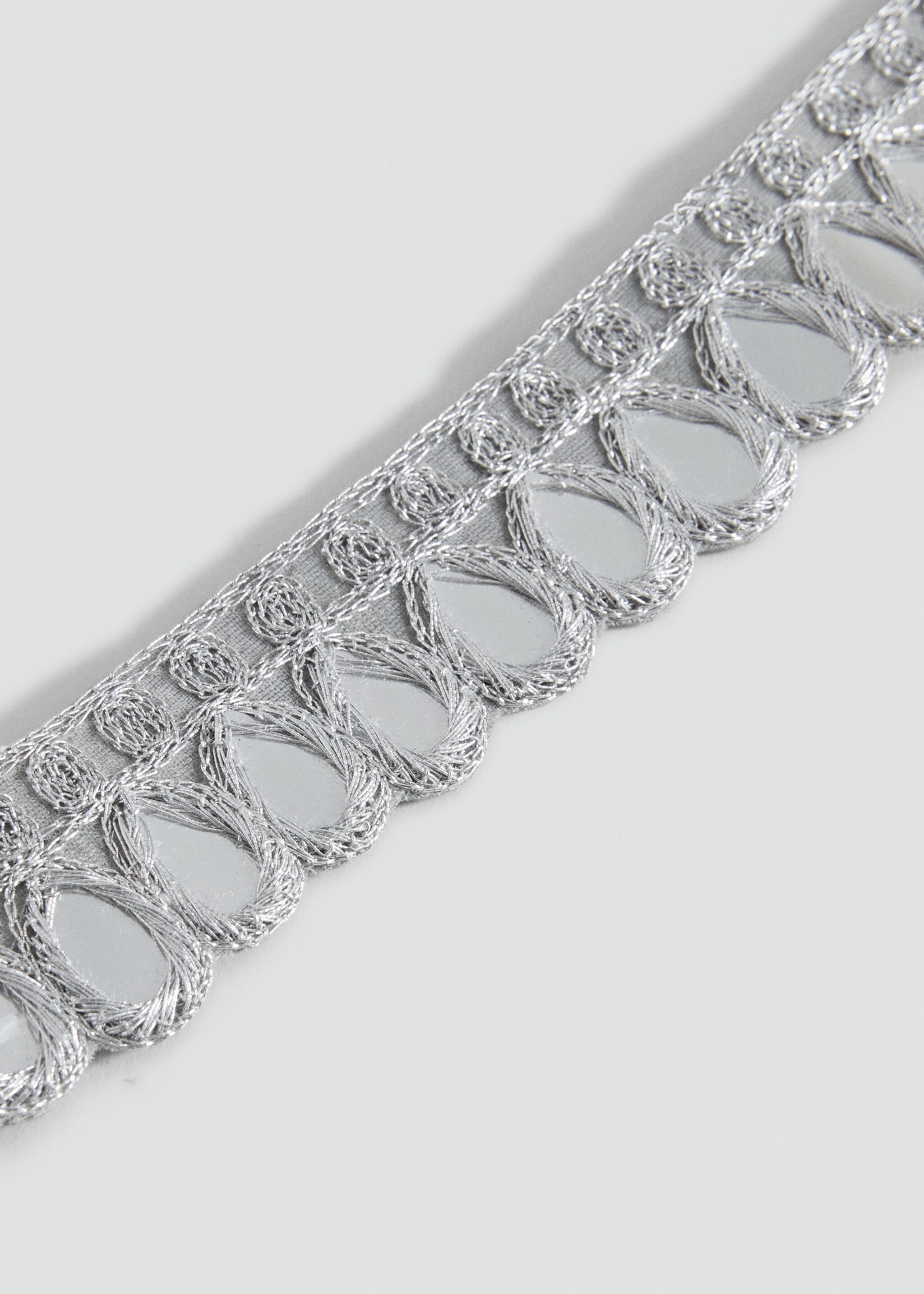 Collar choker espejos - Plano medio