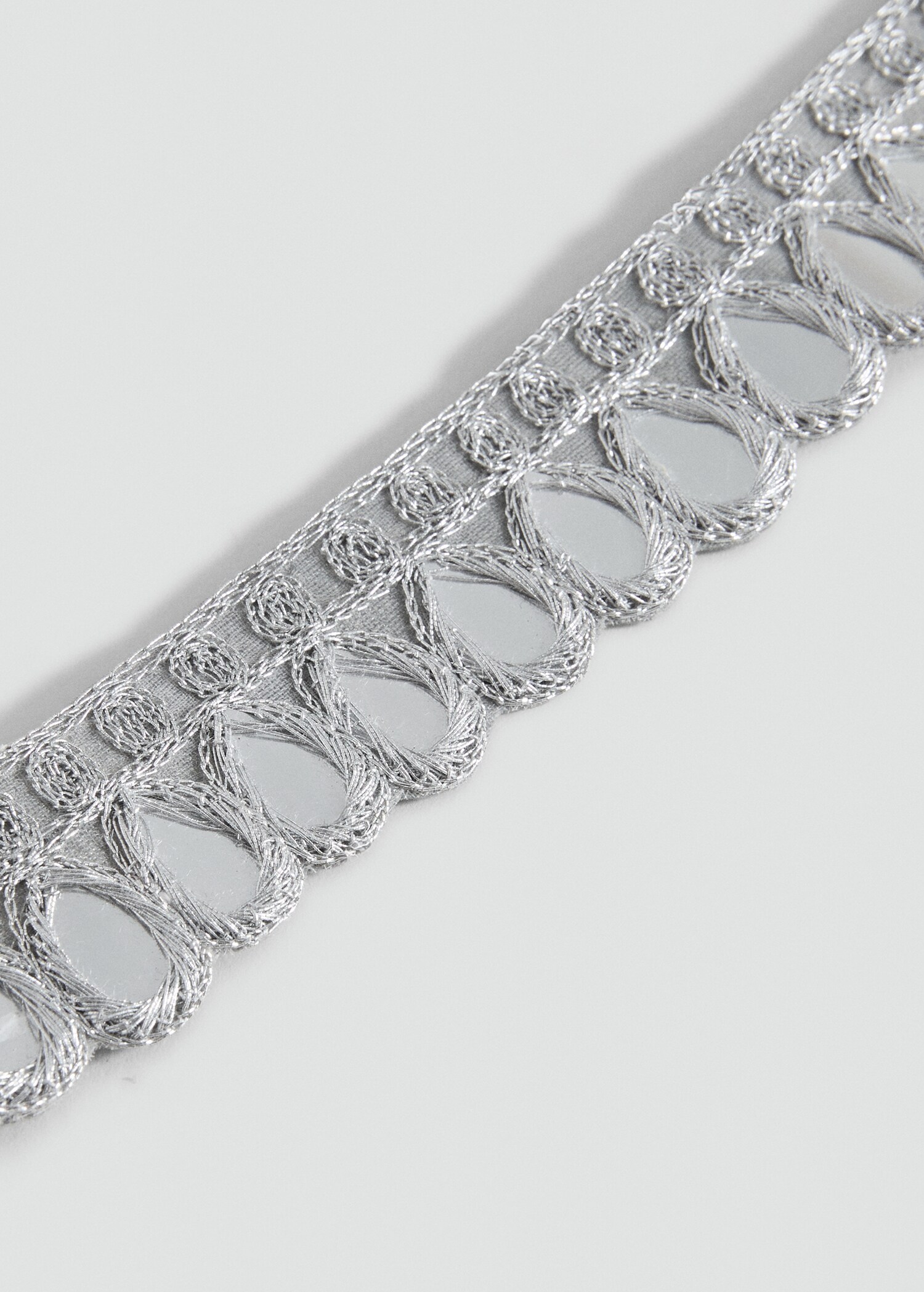 Collar choker espejos - Plano medio