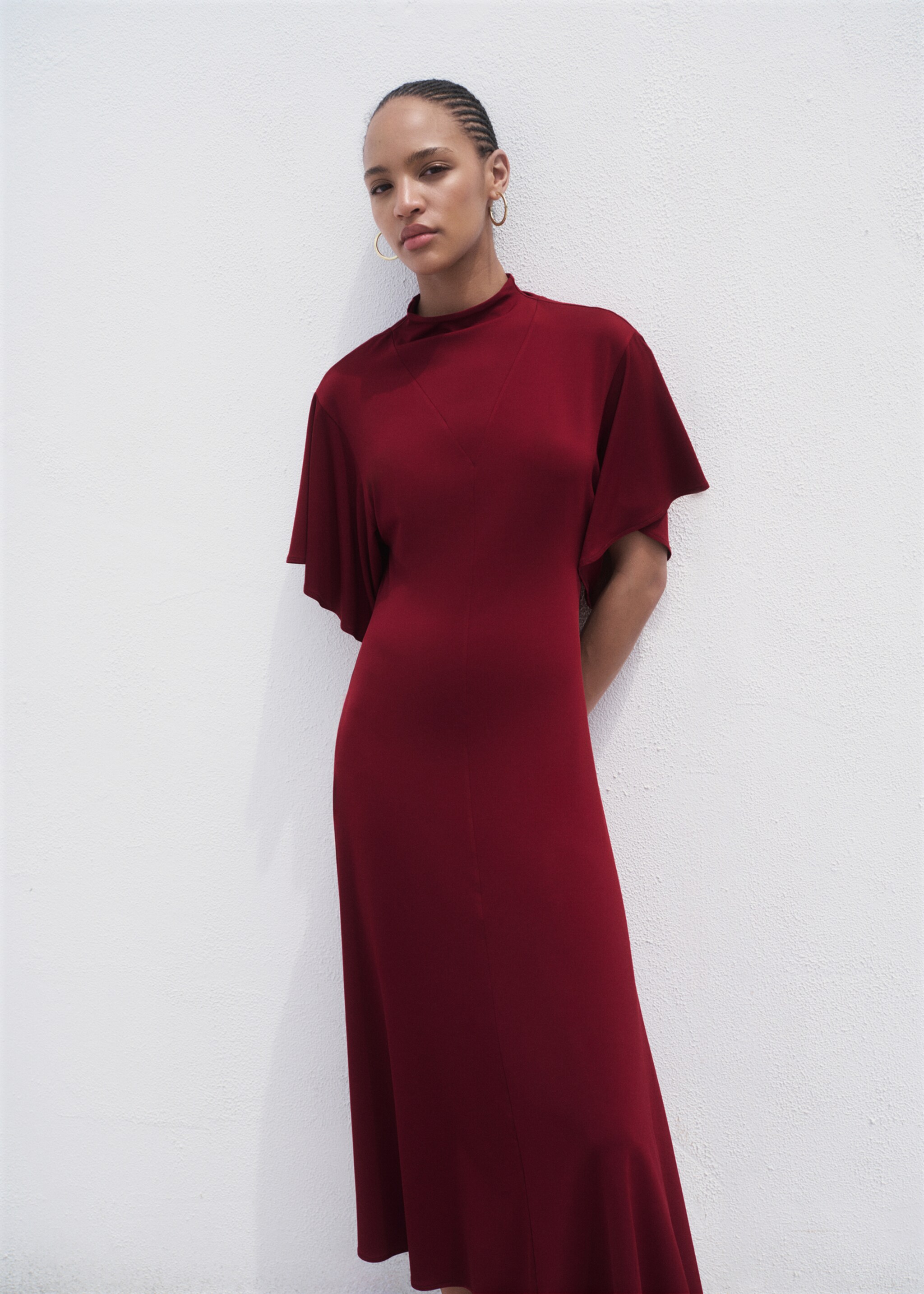Robe midi manches évasées - Plan moyen