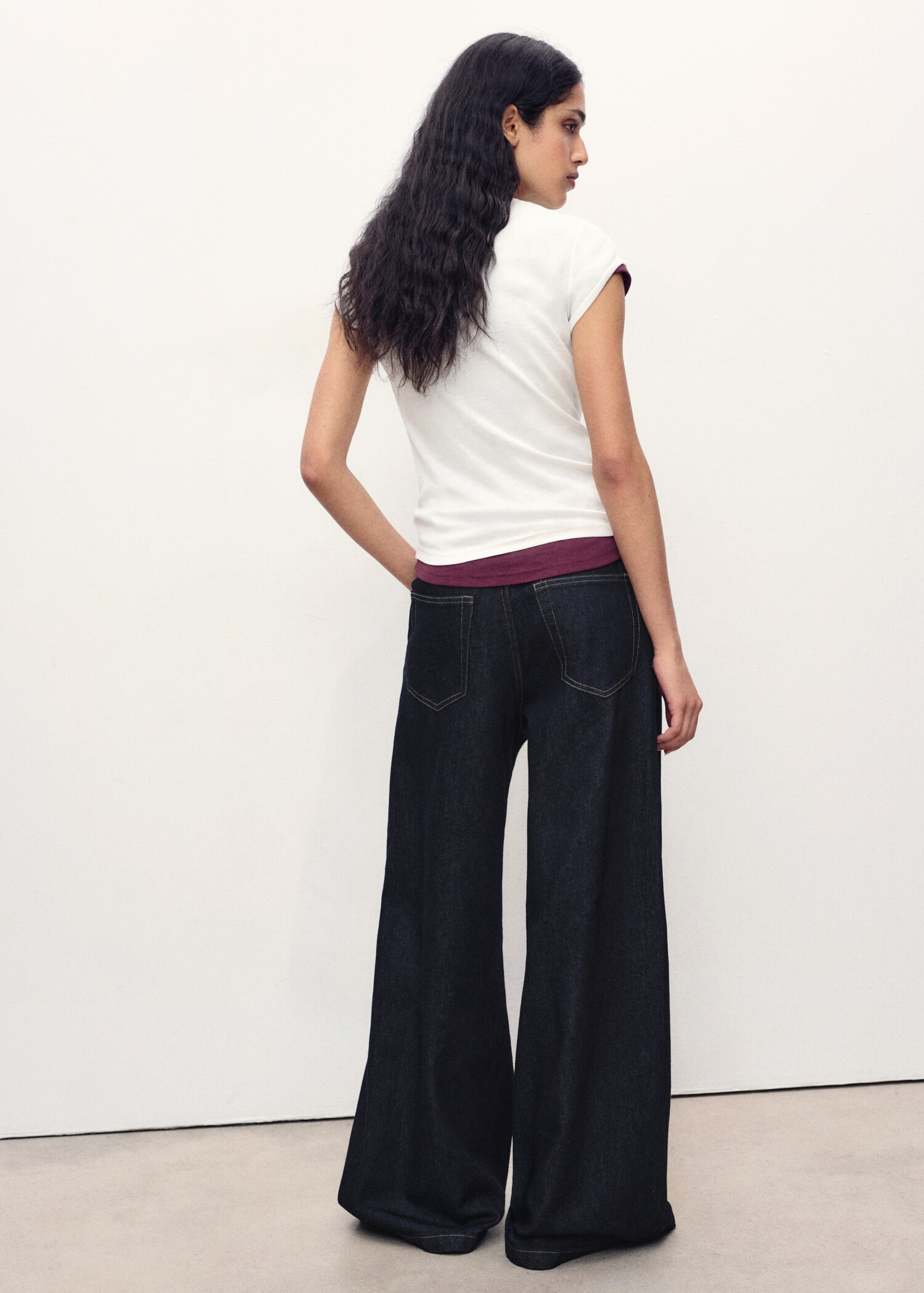 Wide-leg pleated jeans - Reverse of the article
