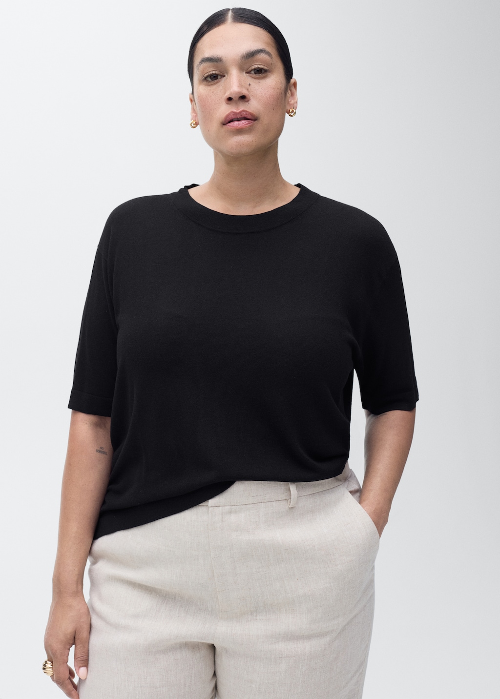 Short-sleeved fine-knit sweater