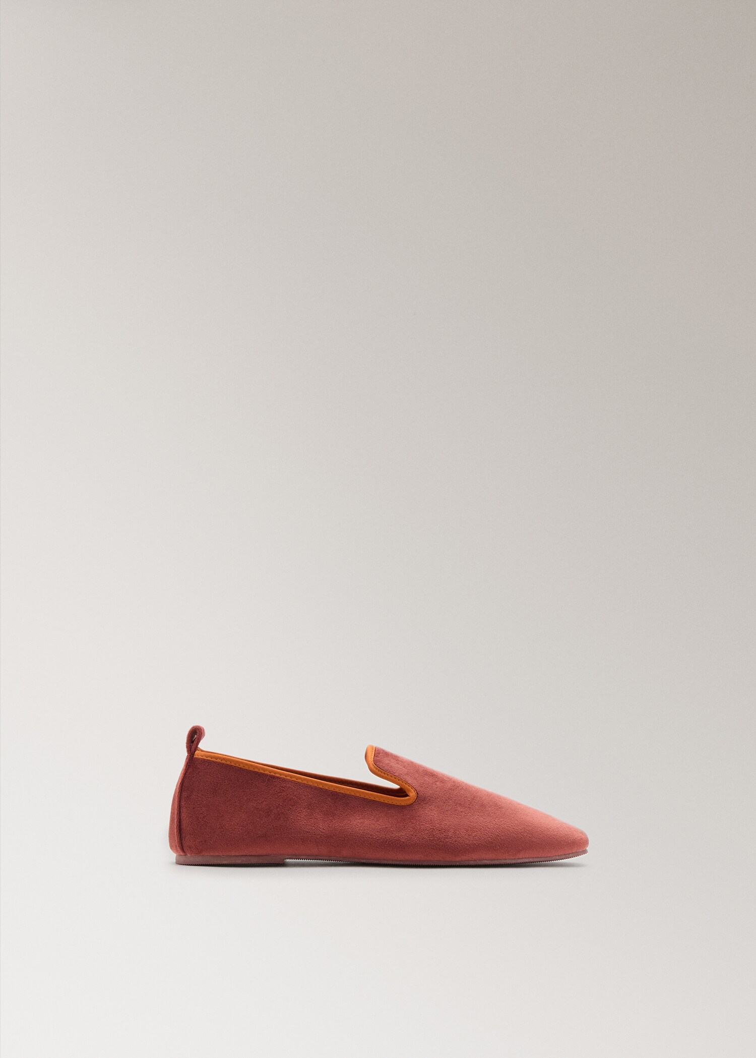 Velour slippers with piping - Article without model