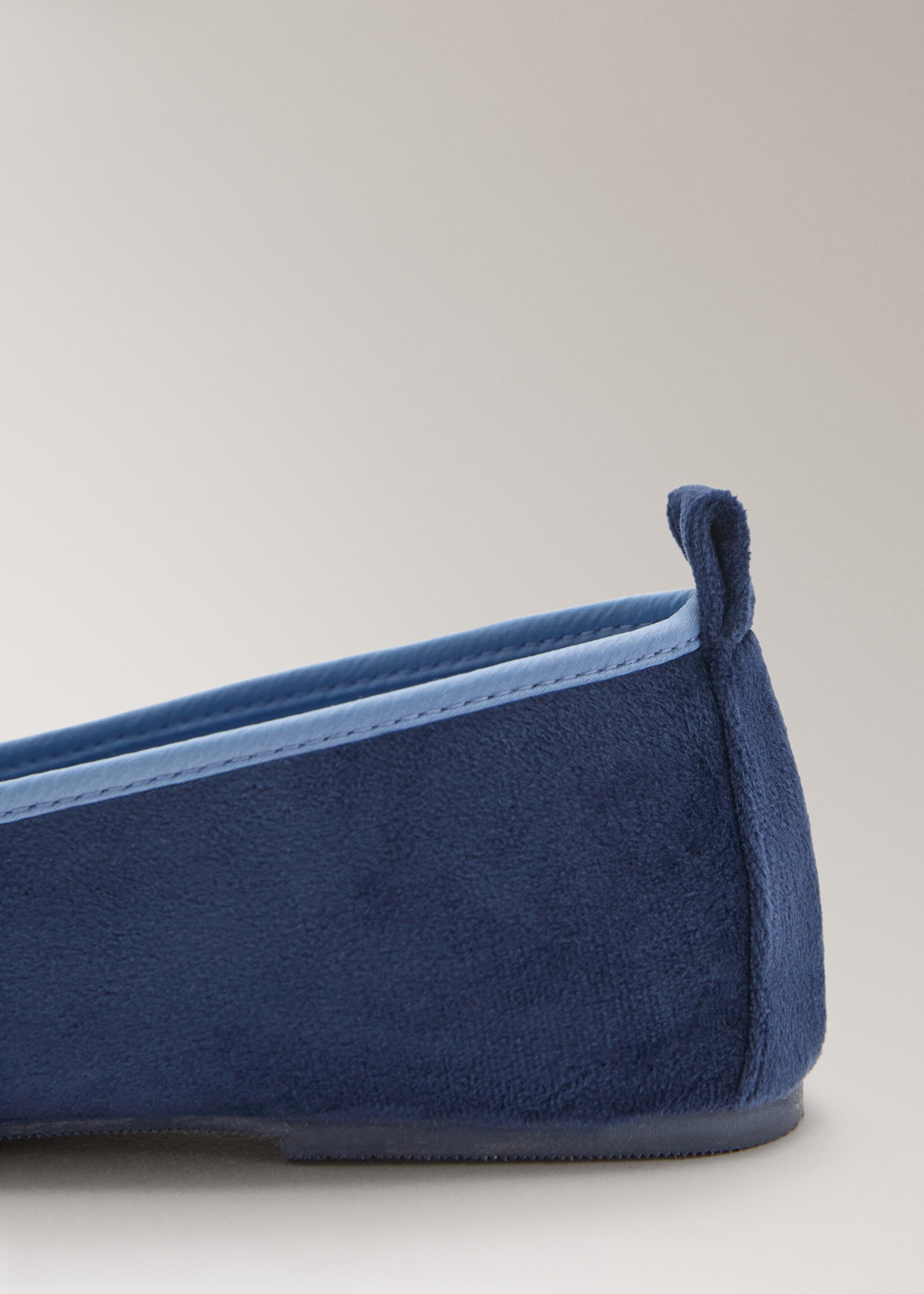 Velour-Pantoffel mit Piping - Detail des Artikels 1, Nachtblau. Ref: 17014107-00.
