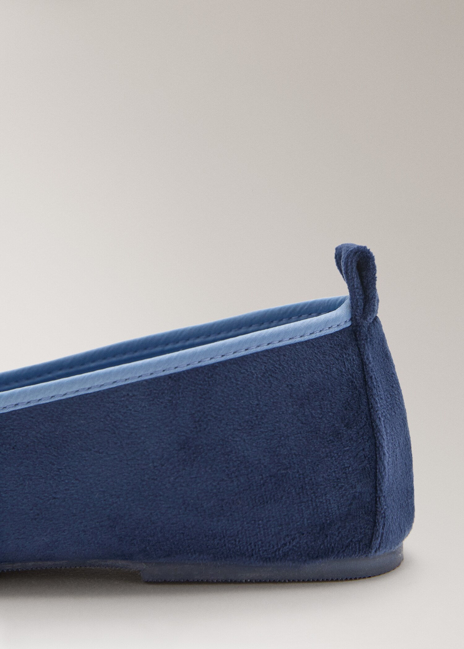Velour slippers with piping - Details of the article 1