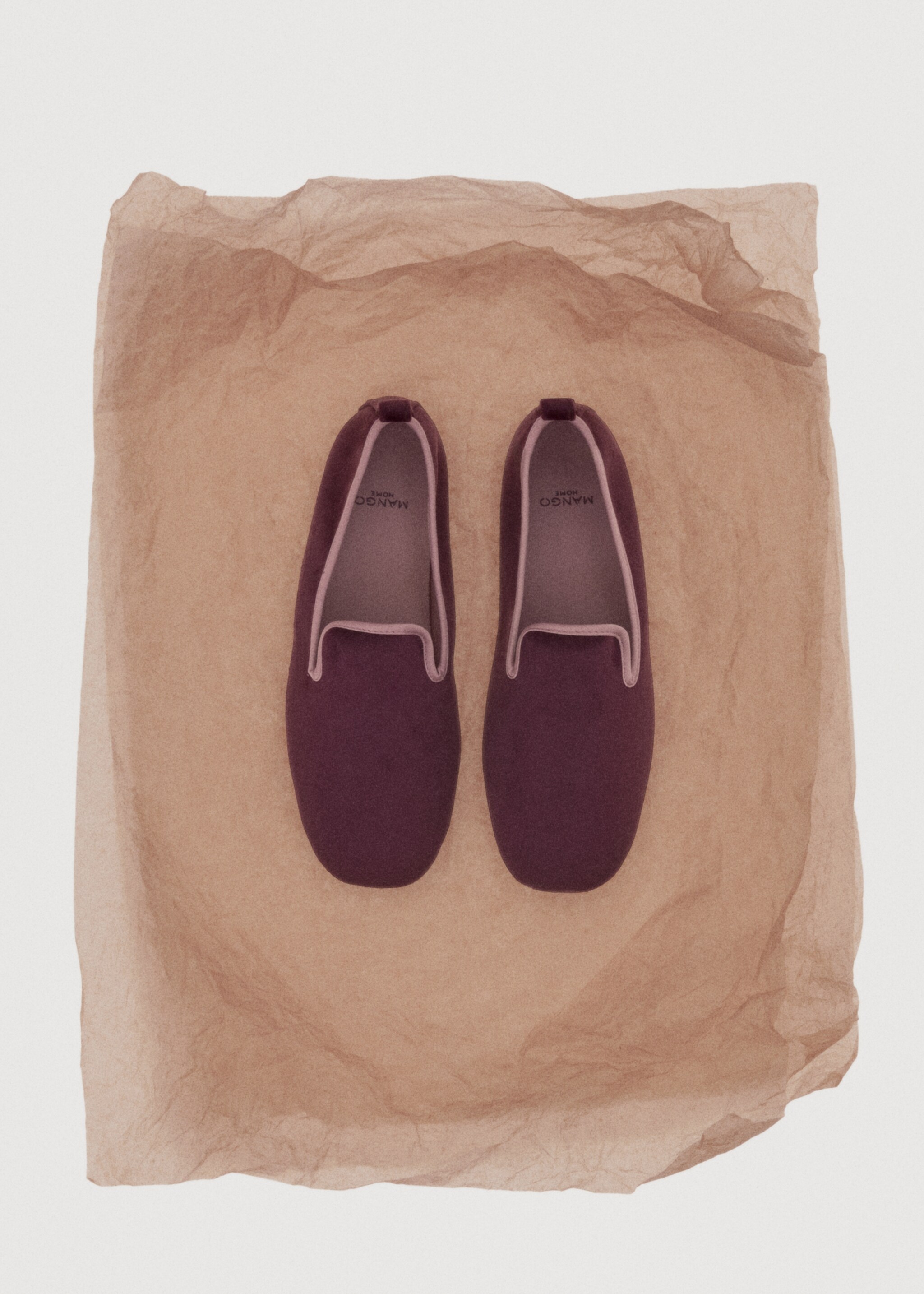 Velour slippers with piping - Details of the article 7, Blackberry. Ref: 17014107-00.