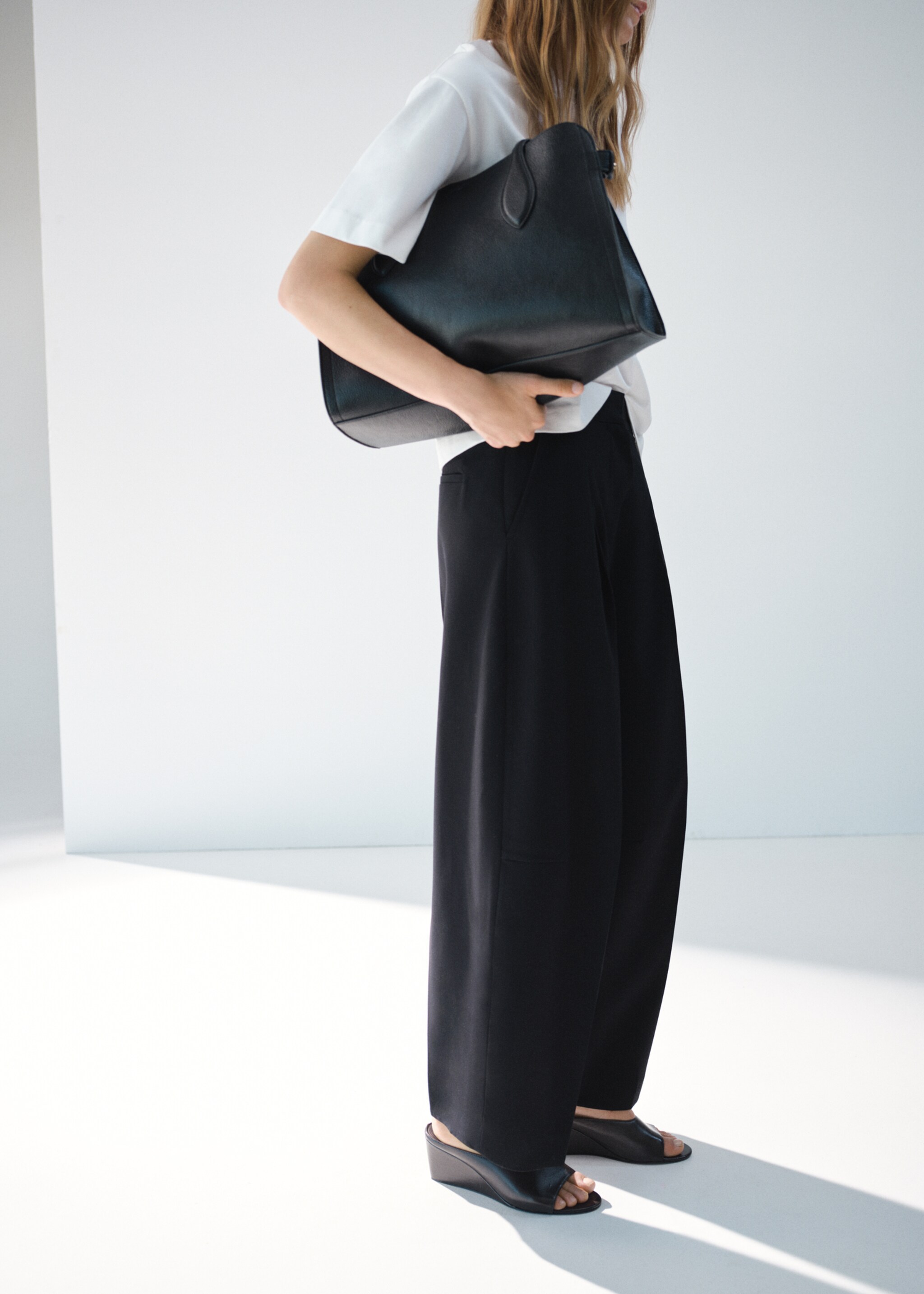 Pleated wide leg trousers - Details of the article 6, Black. Ref: 17014122-00.
