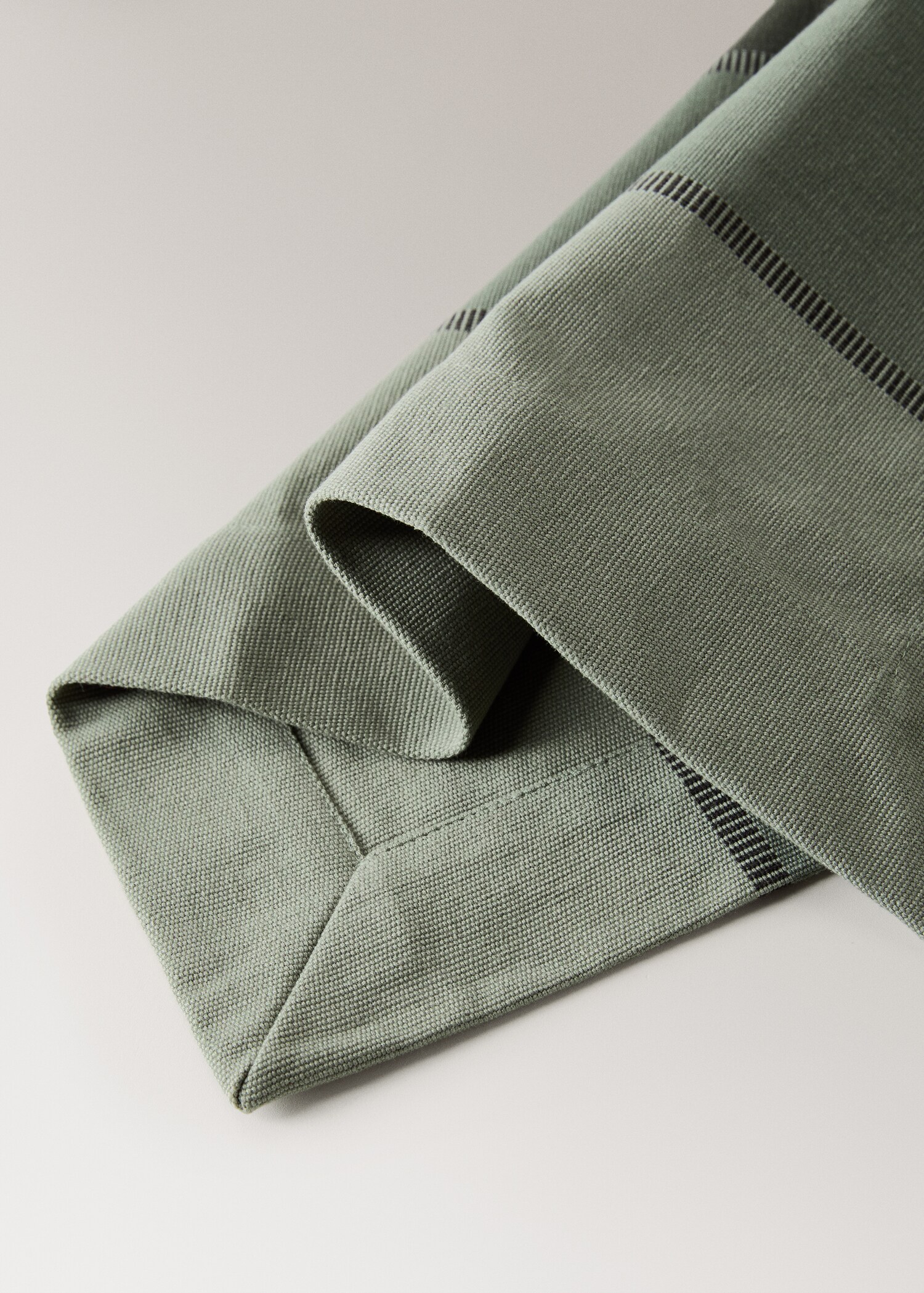 Cotton striped placemat in various colours - Details of the article 1