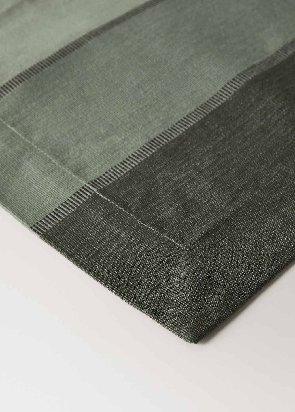 Cotton placemats with colored stripes