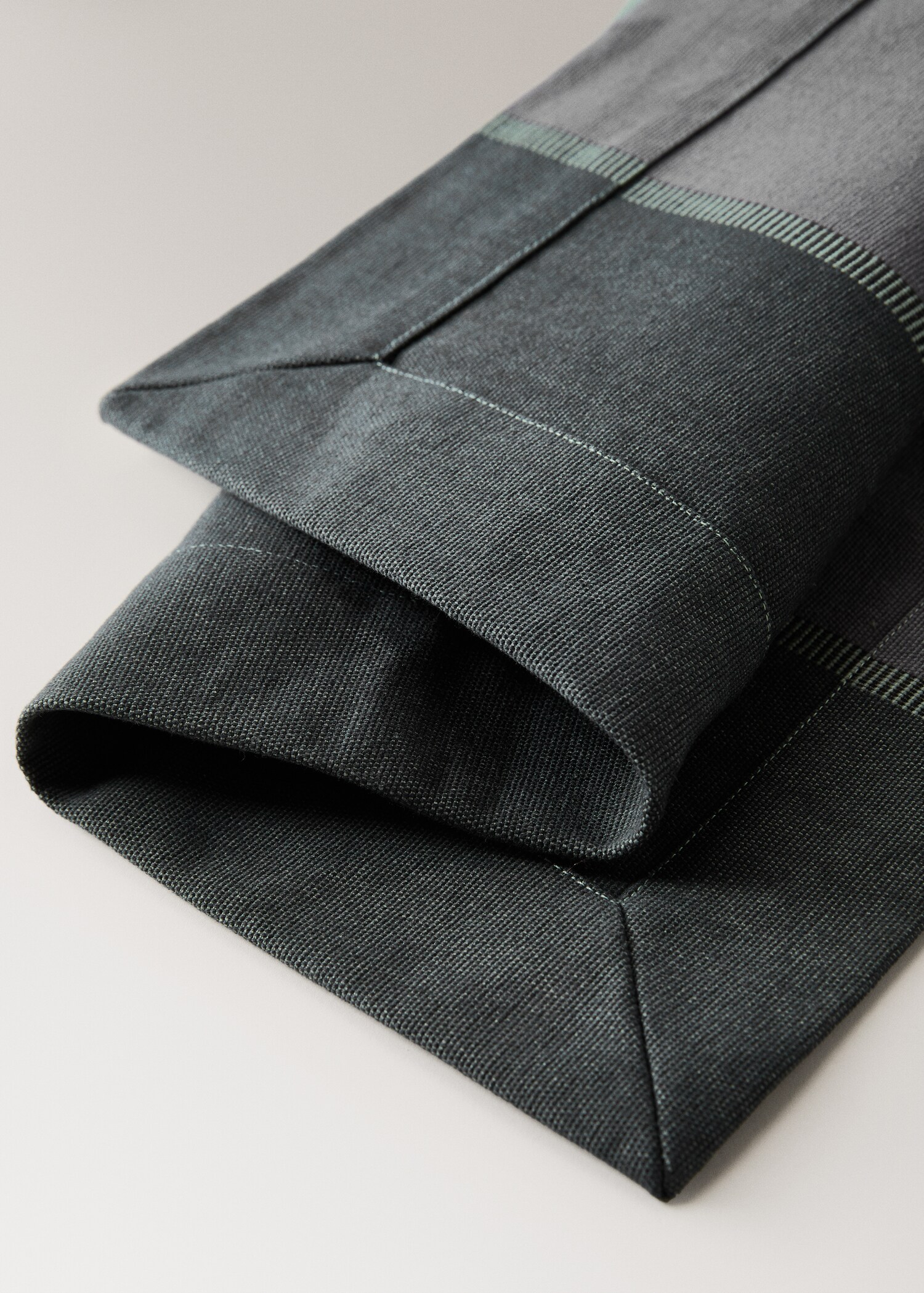 Cotton striped placemat in various colours - Details of the article 1