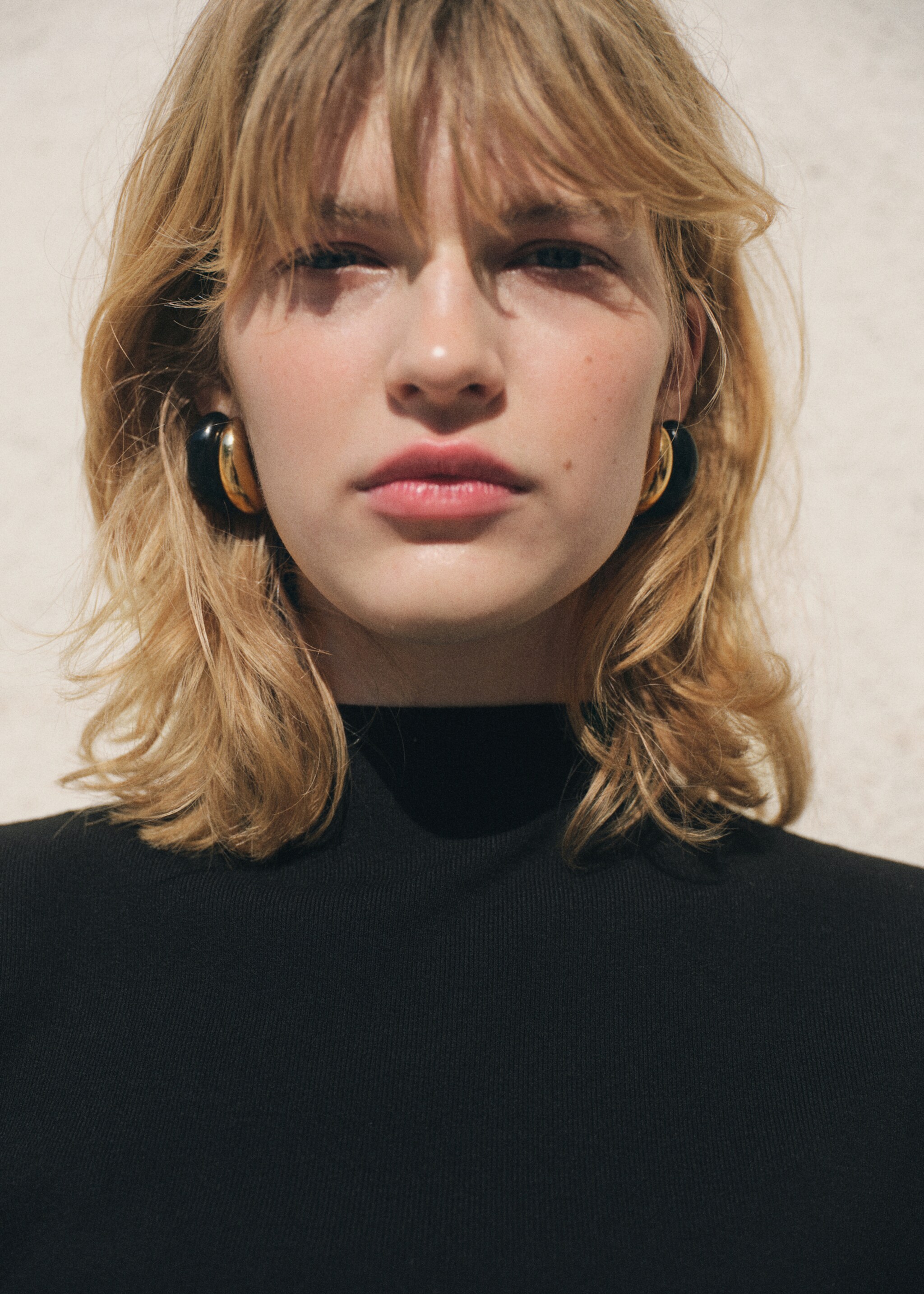 Mixed resin earrings - Details of the article 9, Gold. Ref: 17014135-00.