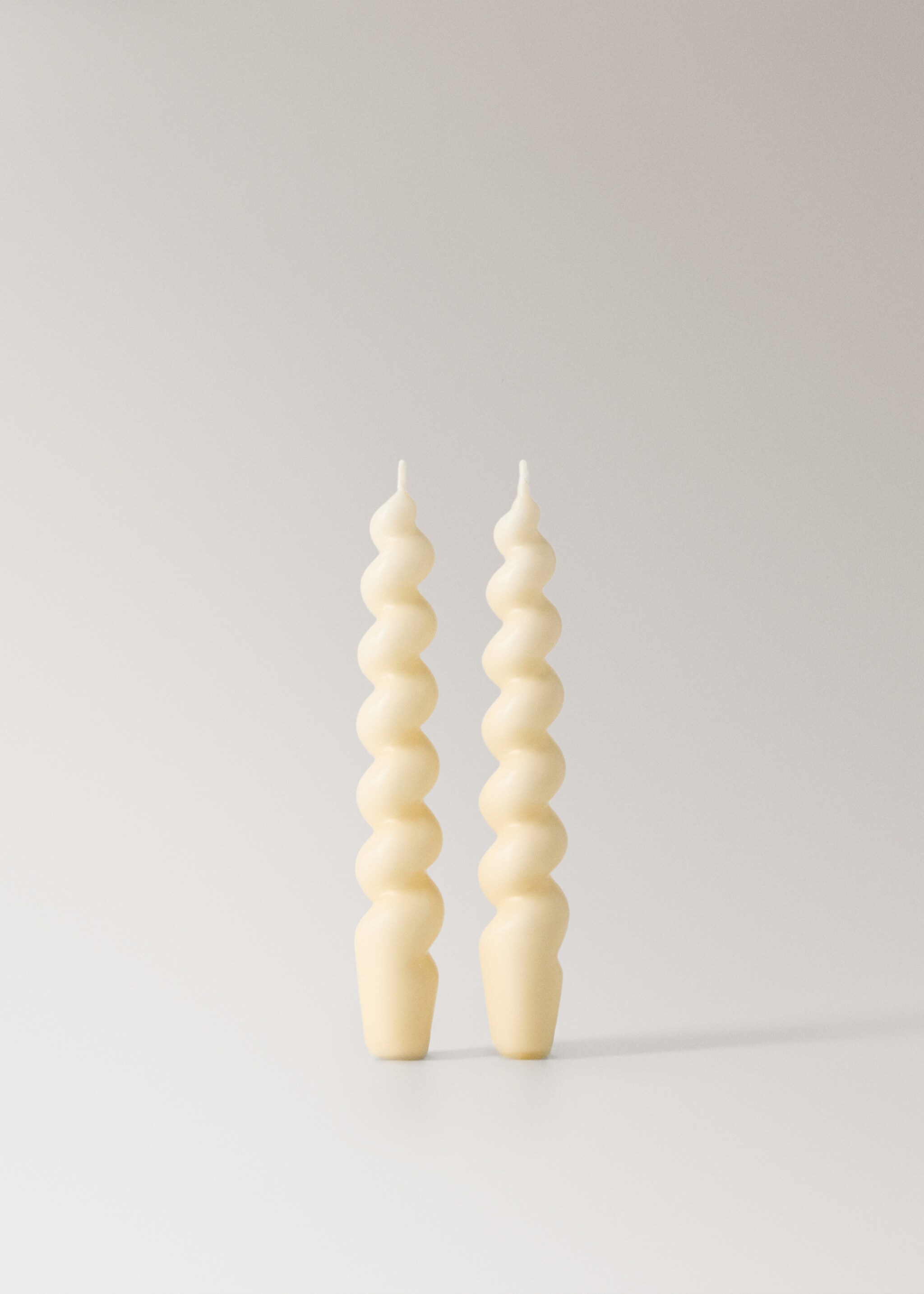 Medium decorative candles with spiral design - Article without model, Off White. Ref: 17014451-00.