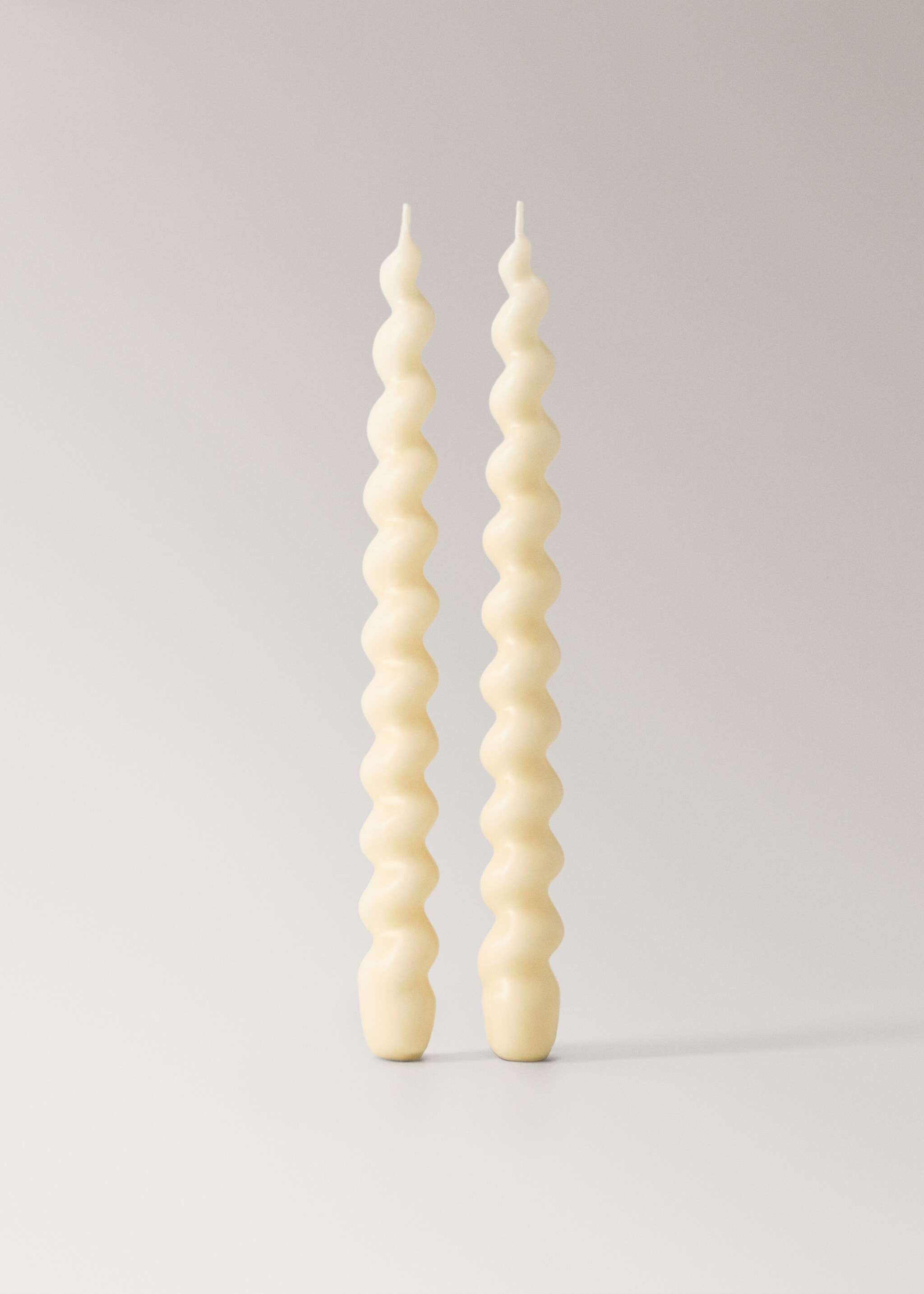 Tall decorative candles with spiral design - Article without model, Off White. Ref: 17014452-00.