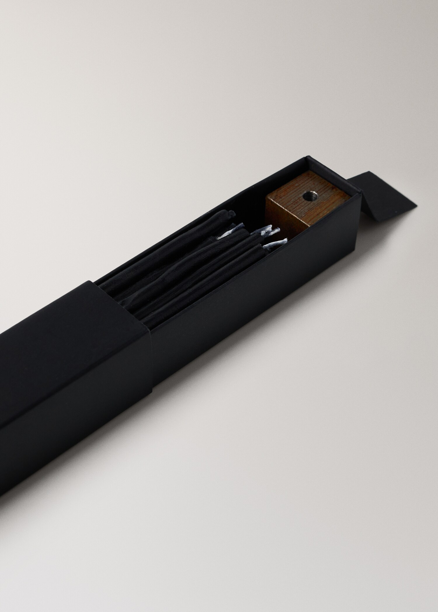 Dekorative Kerzen mit verlängertem Design und Basisdetail - Detail des Artikels 4