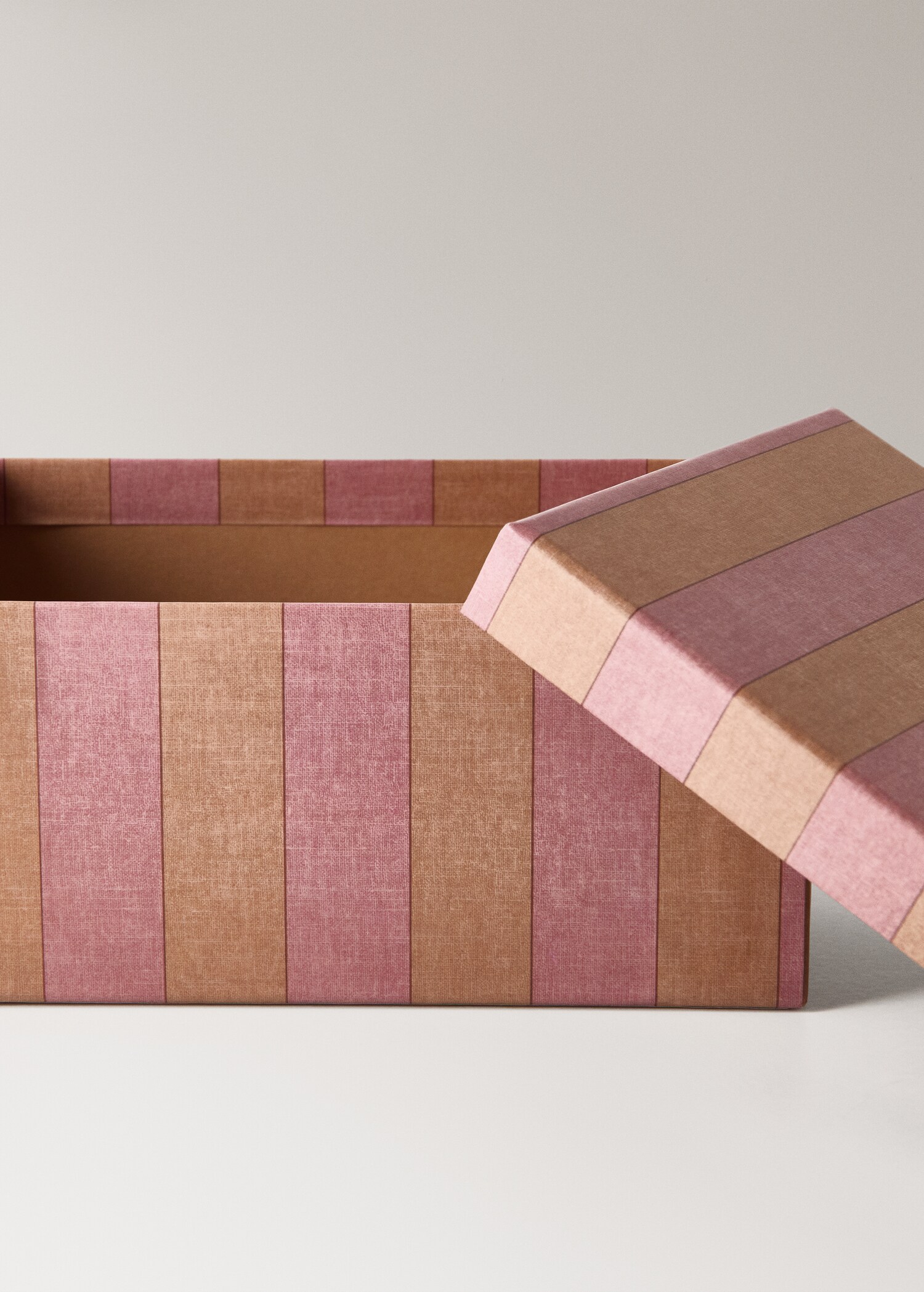 Small printed children's box - Details of the article 2
