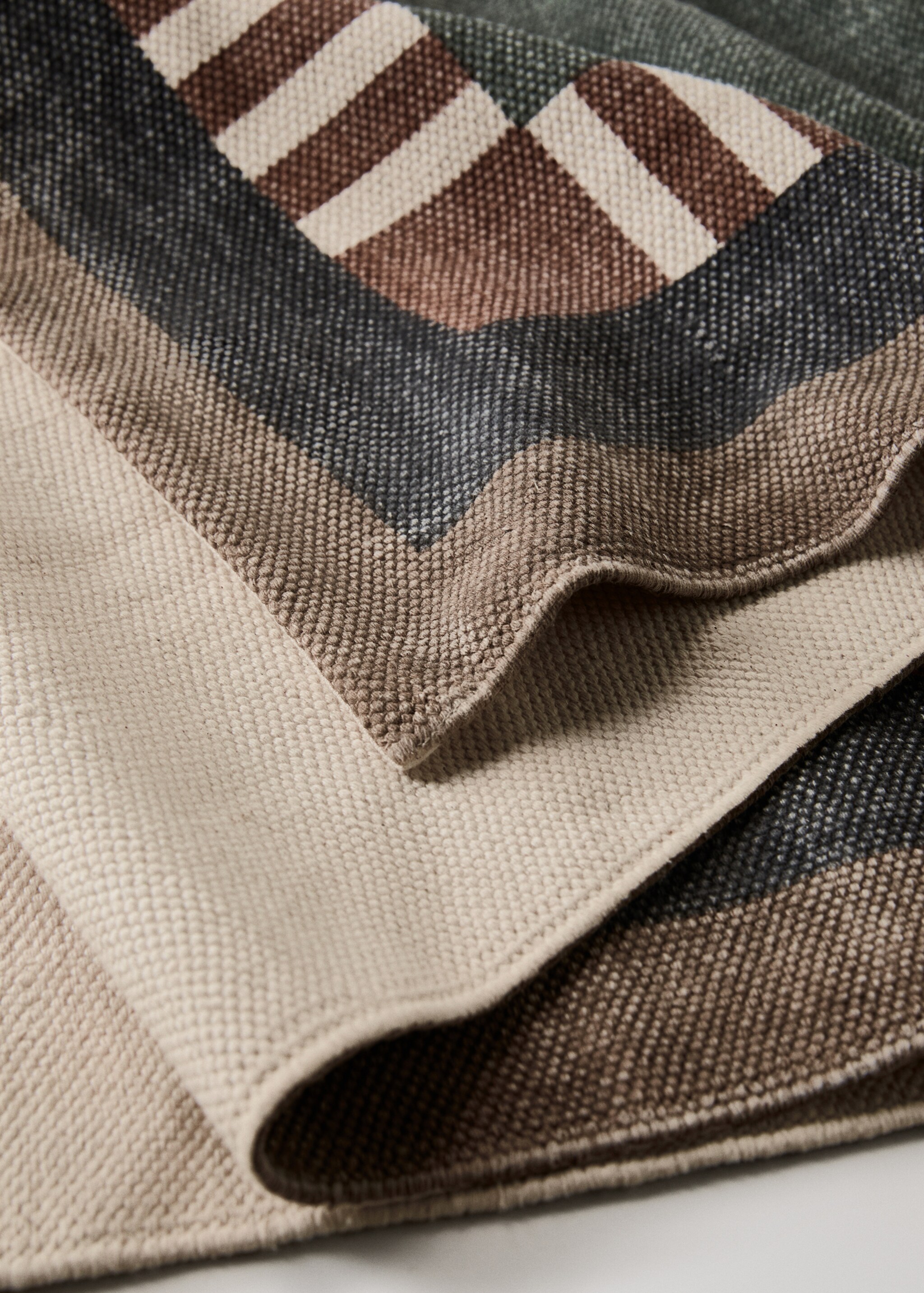Yarn rug dama - Details of the article 1, Medium Brown. Ref: 17014791-00.