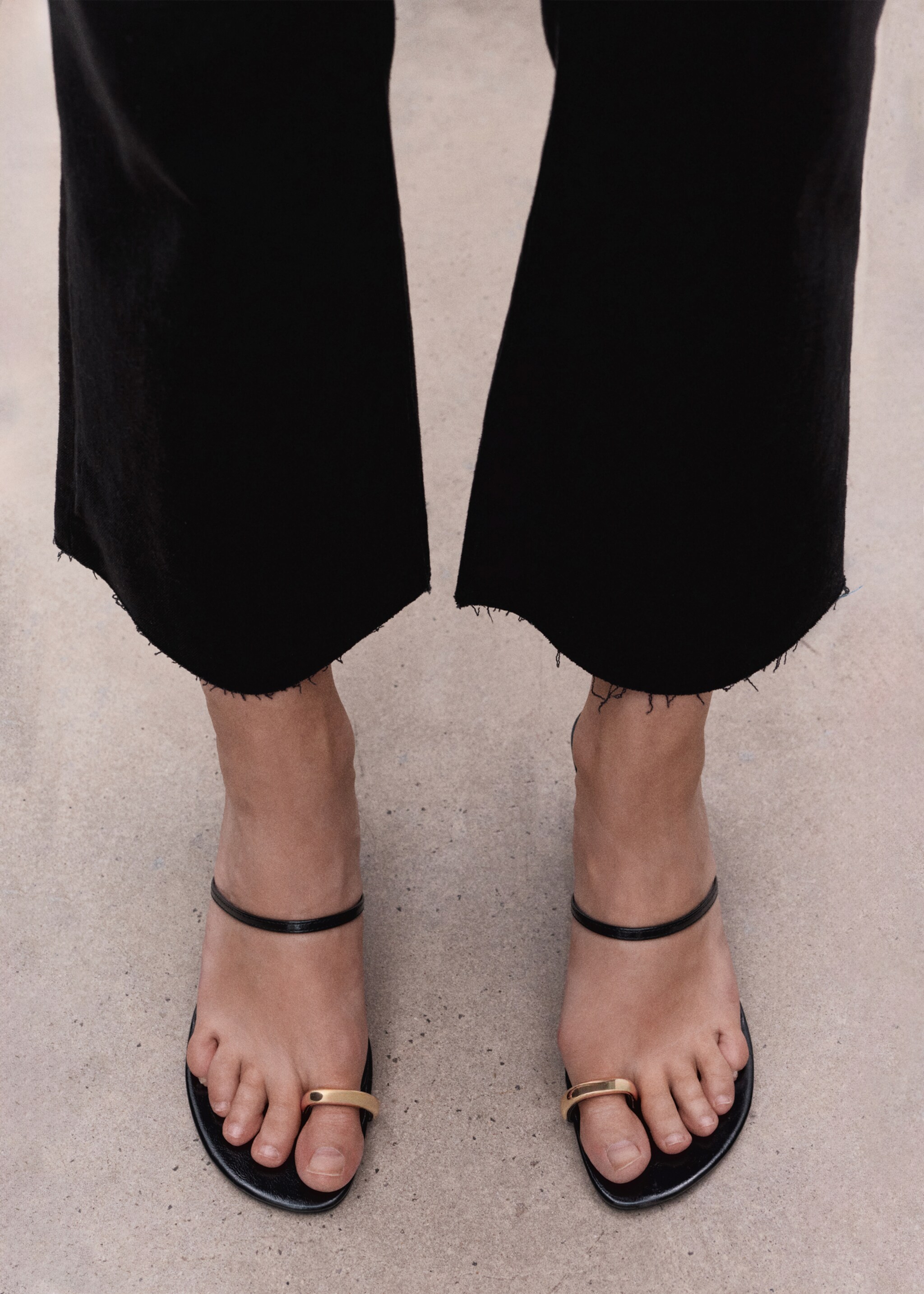 Maternity flared cropped jeans - Details of the article 6, Black denim. Ref: 17015153-00.