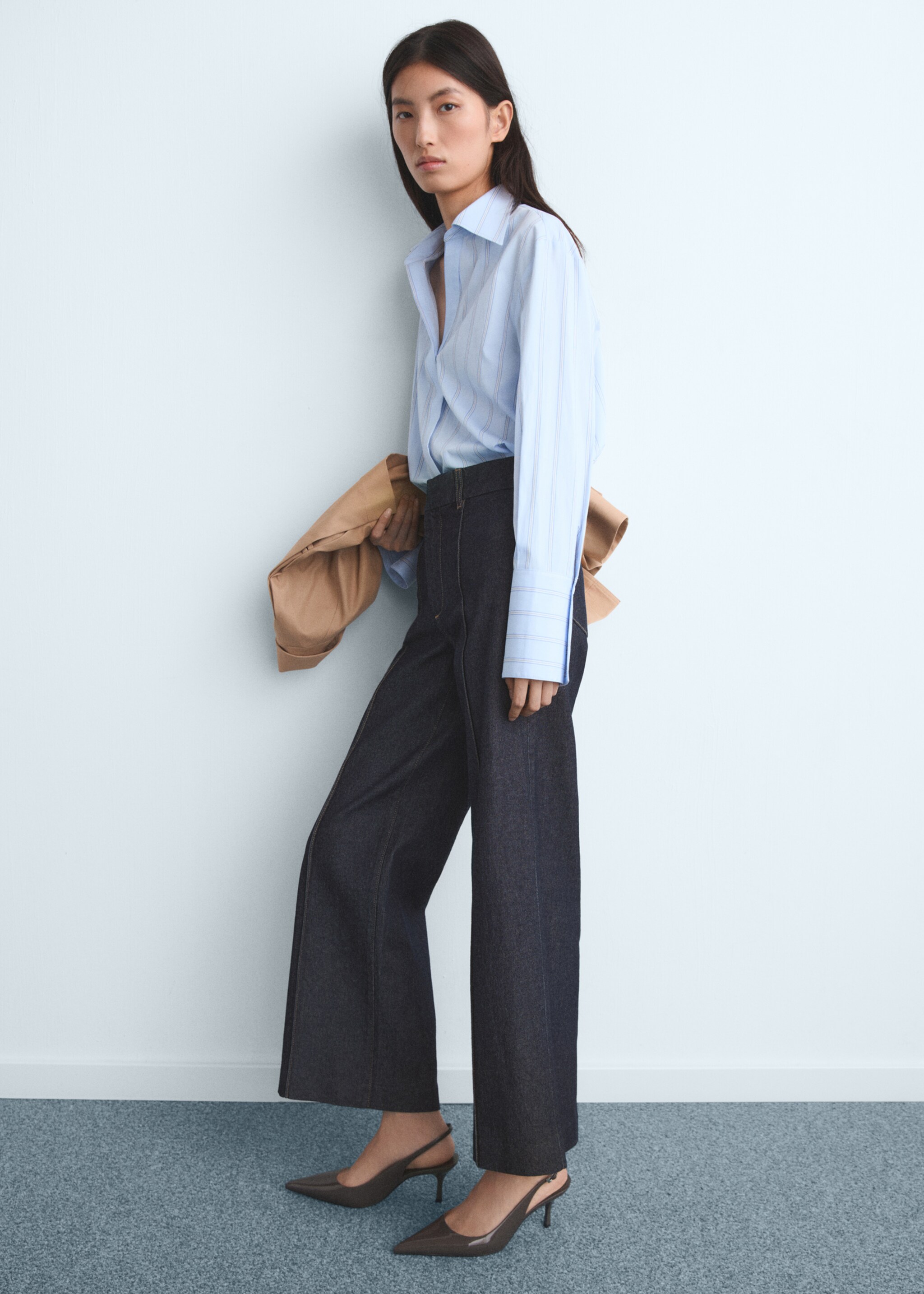 High-waisted culotte jeans with stitching - Details of the article 2, Open Blue. Ref: 17015803-00.