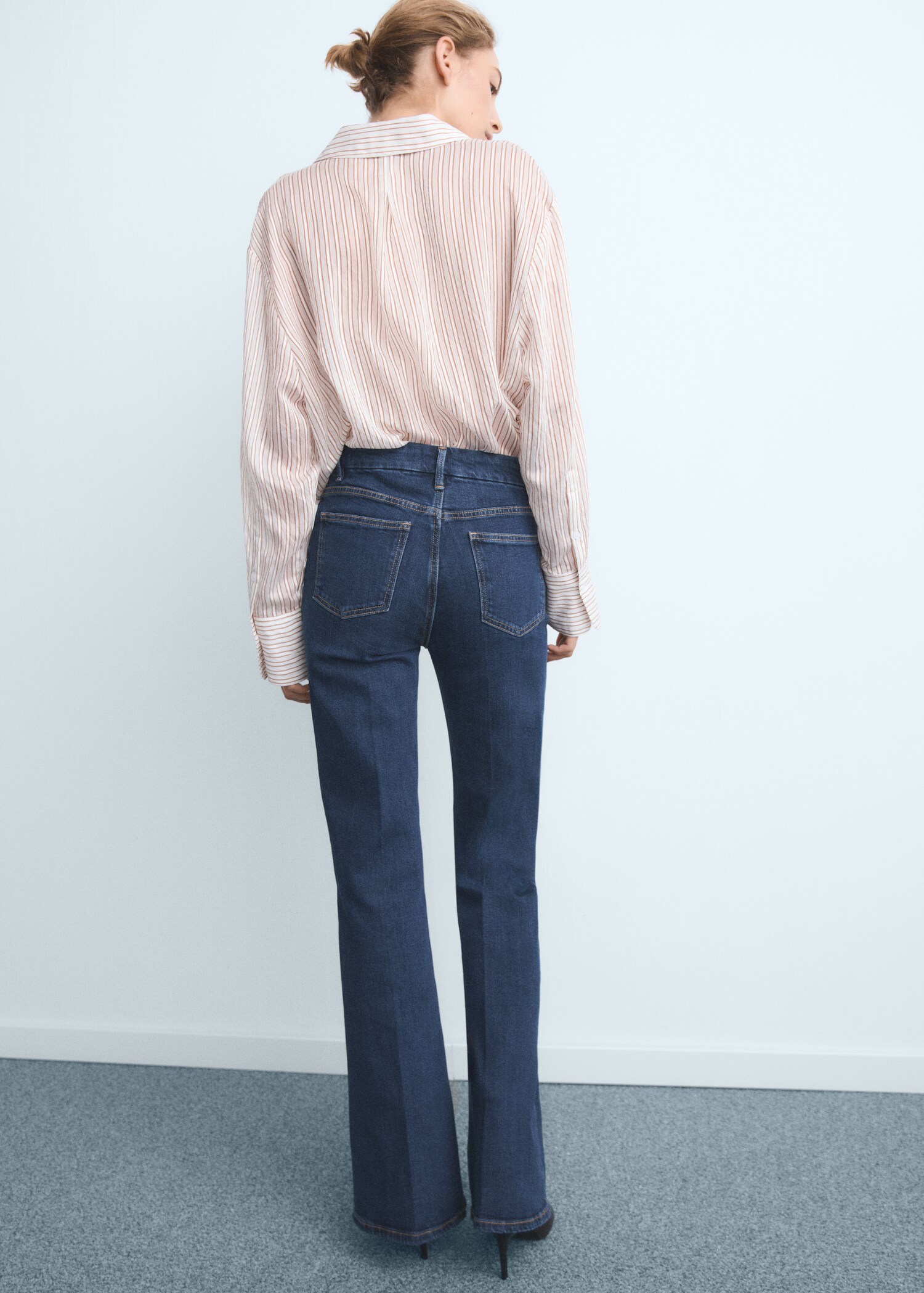 Flared Jeans Violeta mit hoher Bundhöhe - Rückseite des Artikels