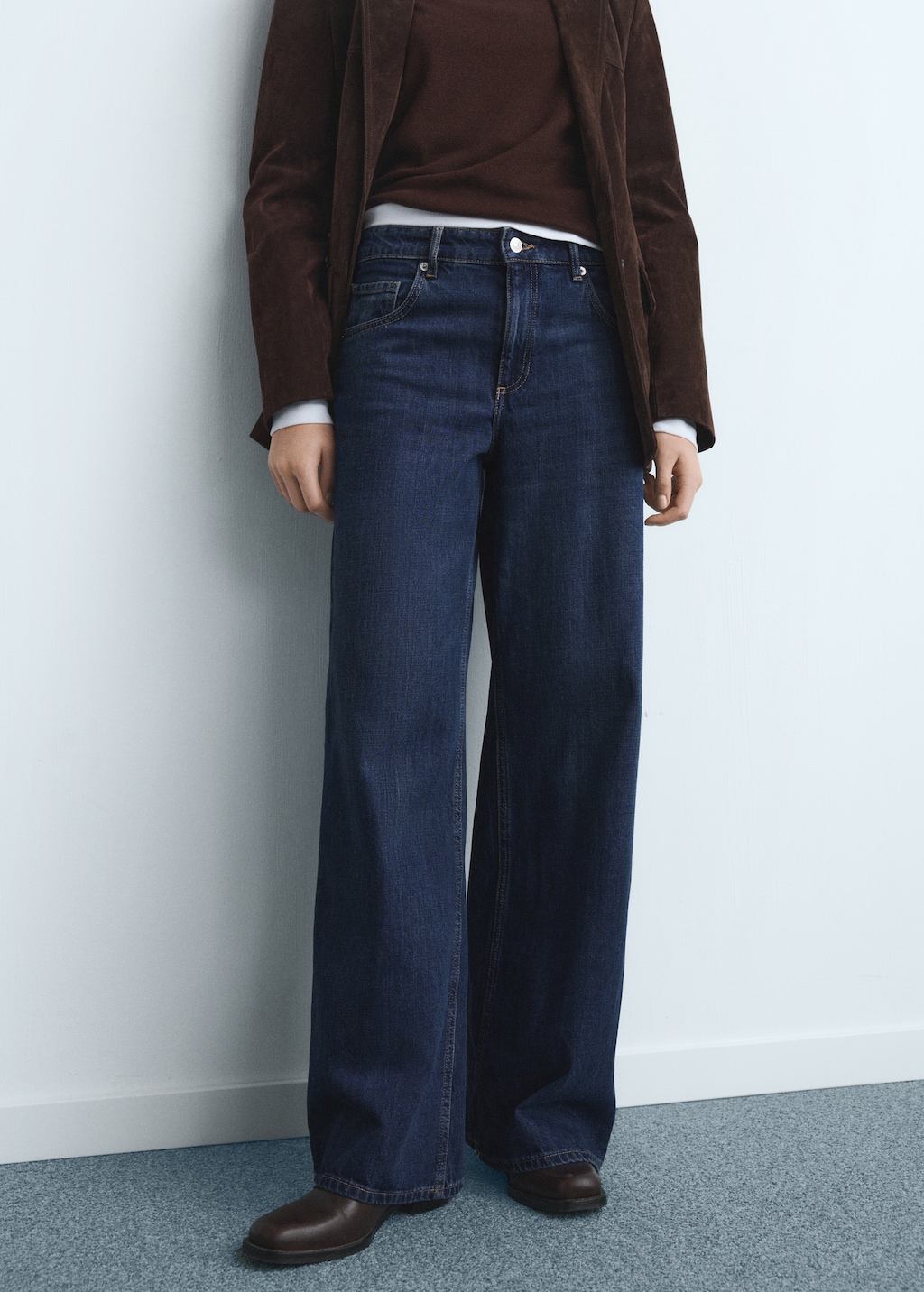 Low-rise wide-leg jeans