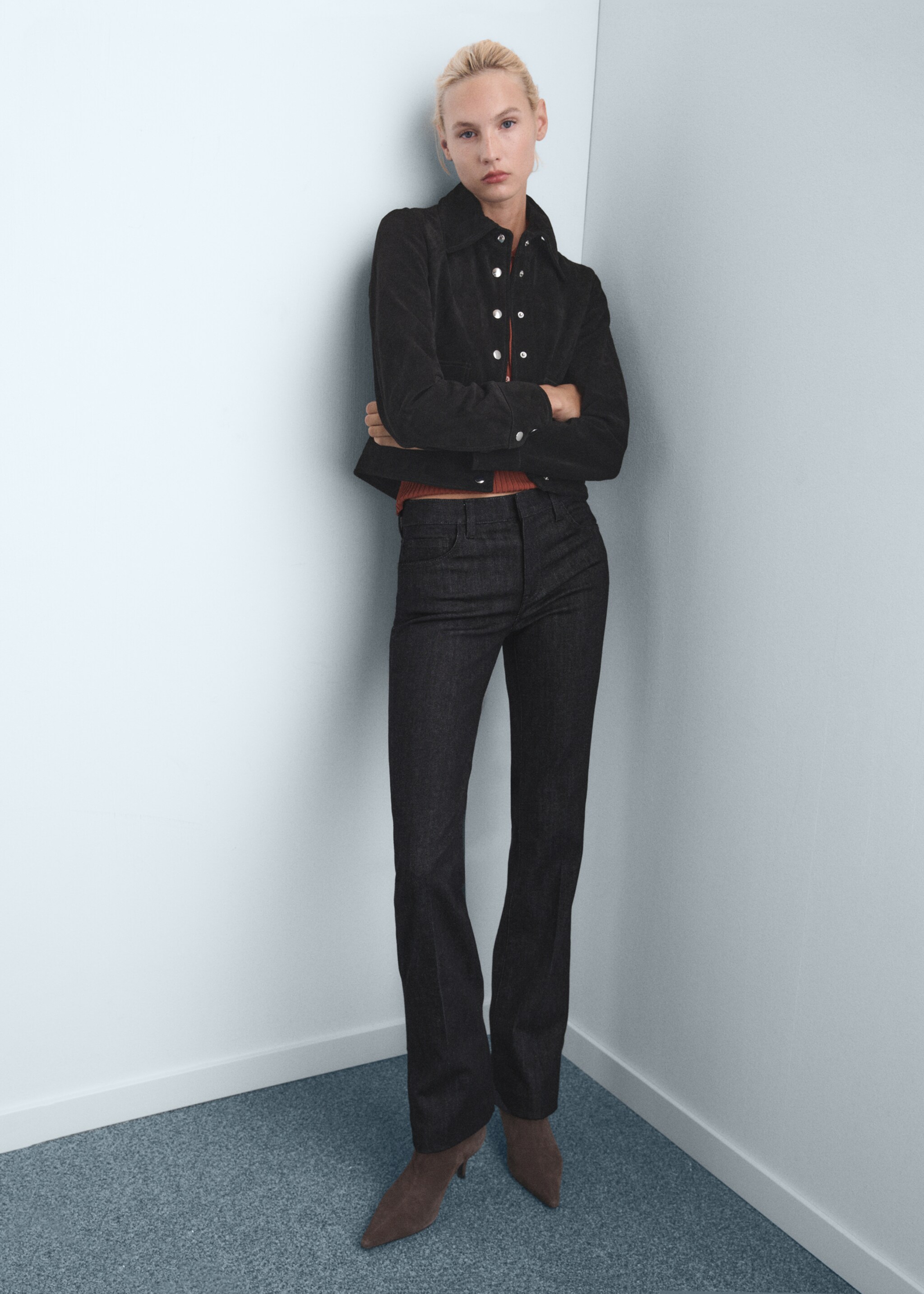 Mid-rise flared jeans - Details of the article 2, Black. Ref: 17015823-00.
