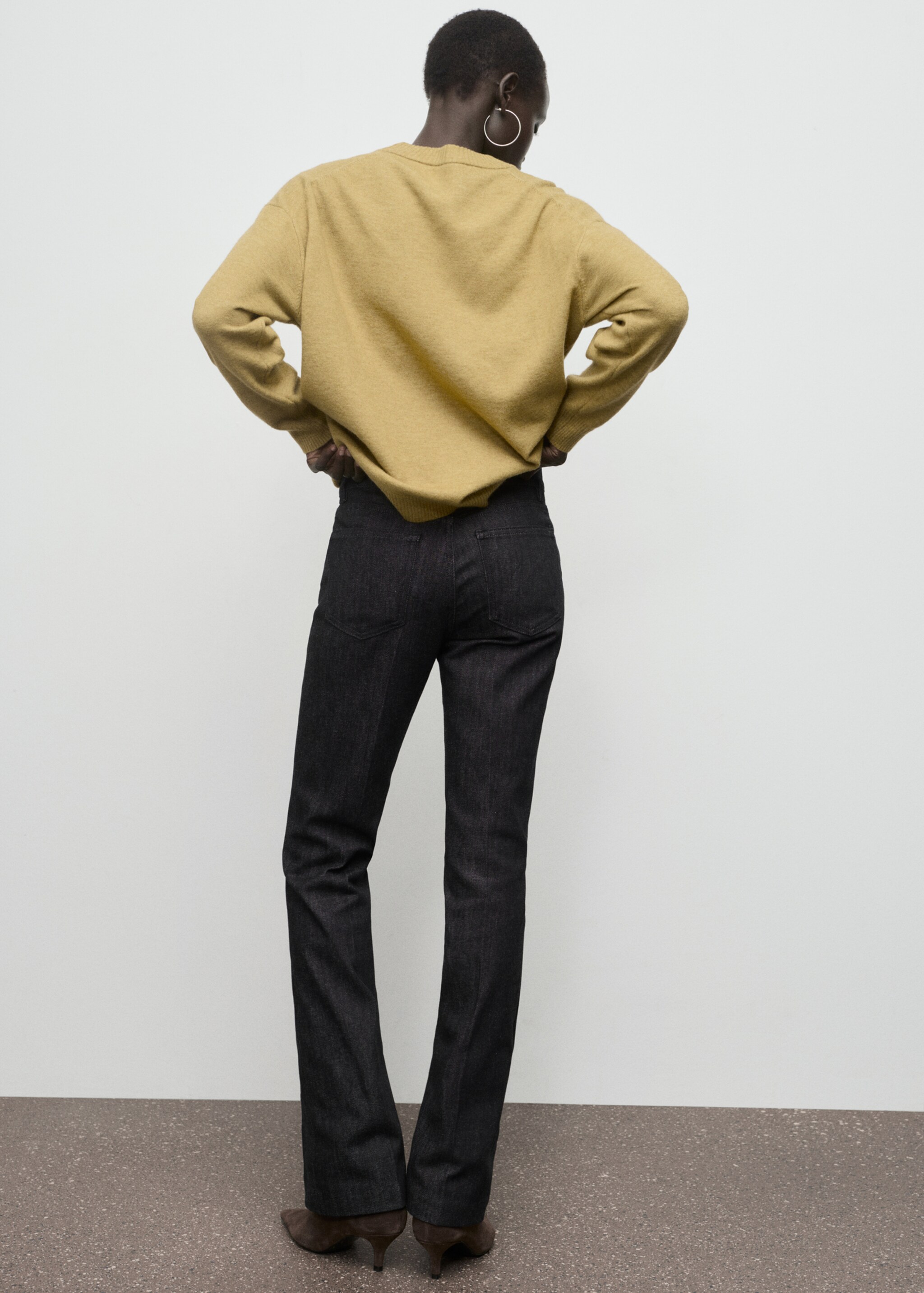 Mid-rise flared jeans - Reverse of the article, Black. Ref: 17015823-00.