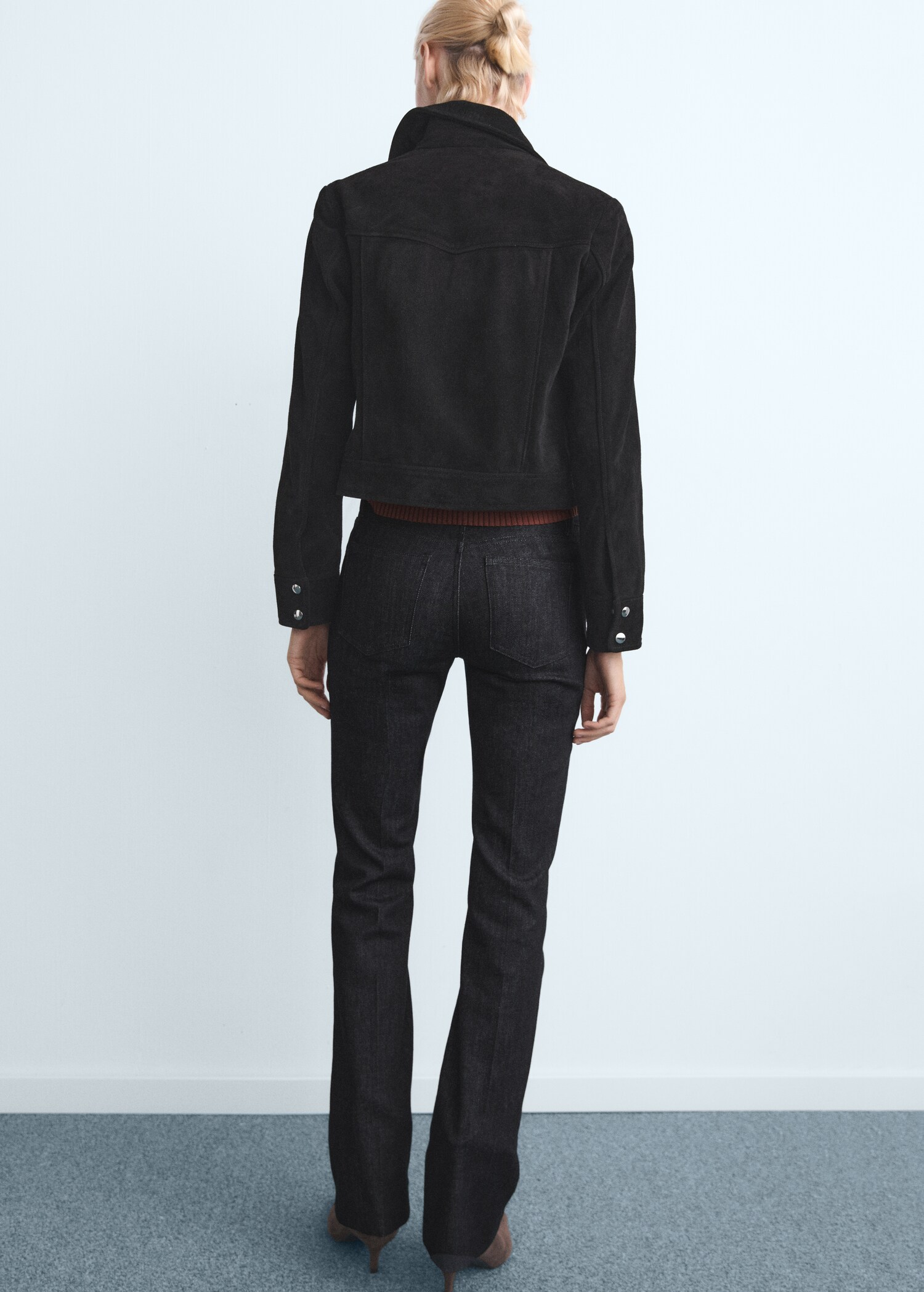 Mid-rise flared jeans - Reverse of the article