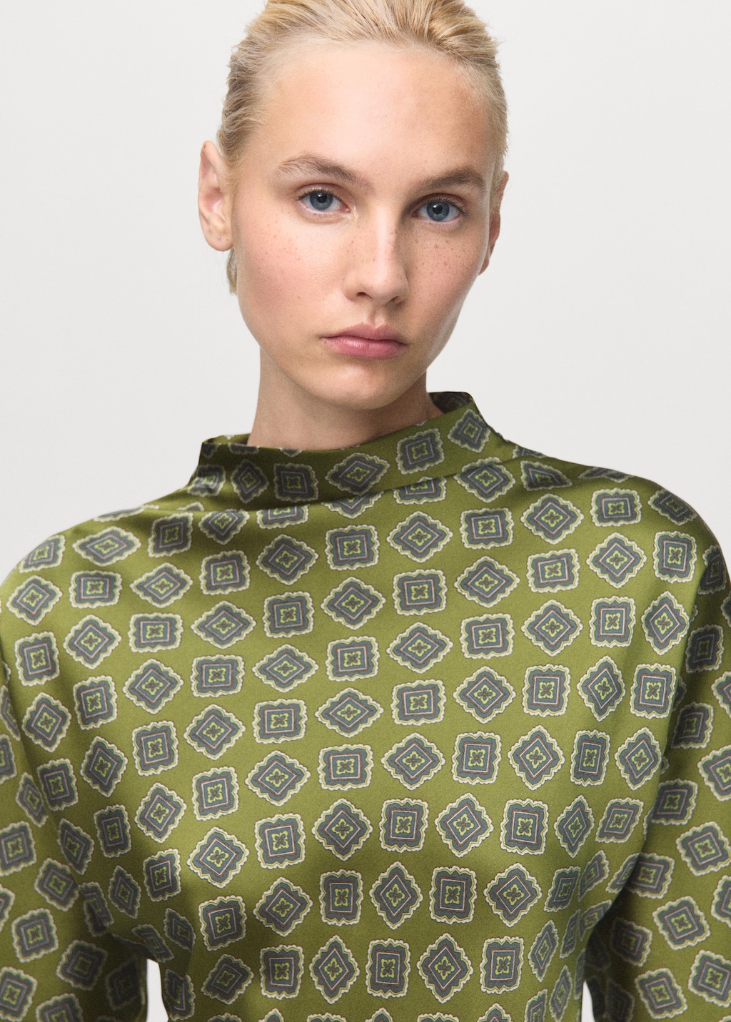 Satin printed dress with perkins collar