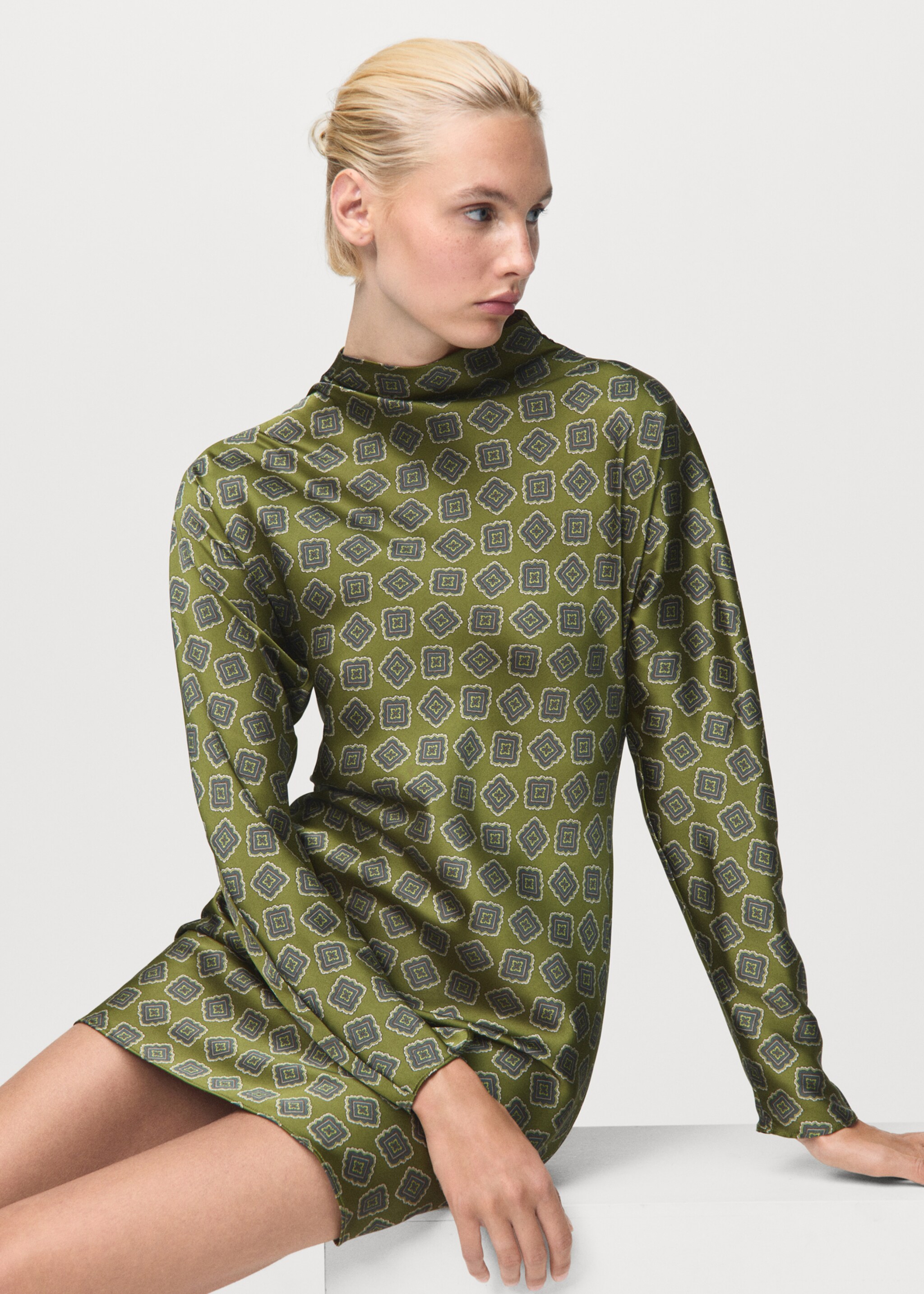 Printed satin dress with perkins collar - Λεπτομέρεια του προϊόντος 2, Πράσινο. Ref: 17015832-00.
