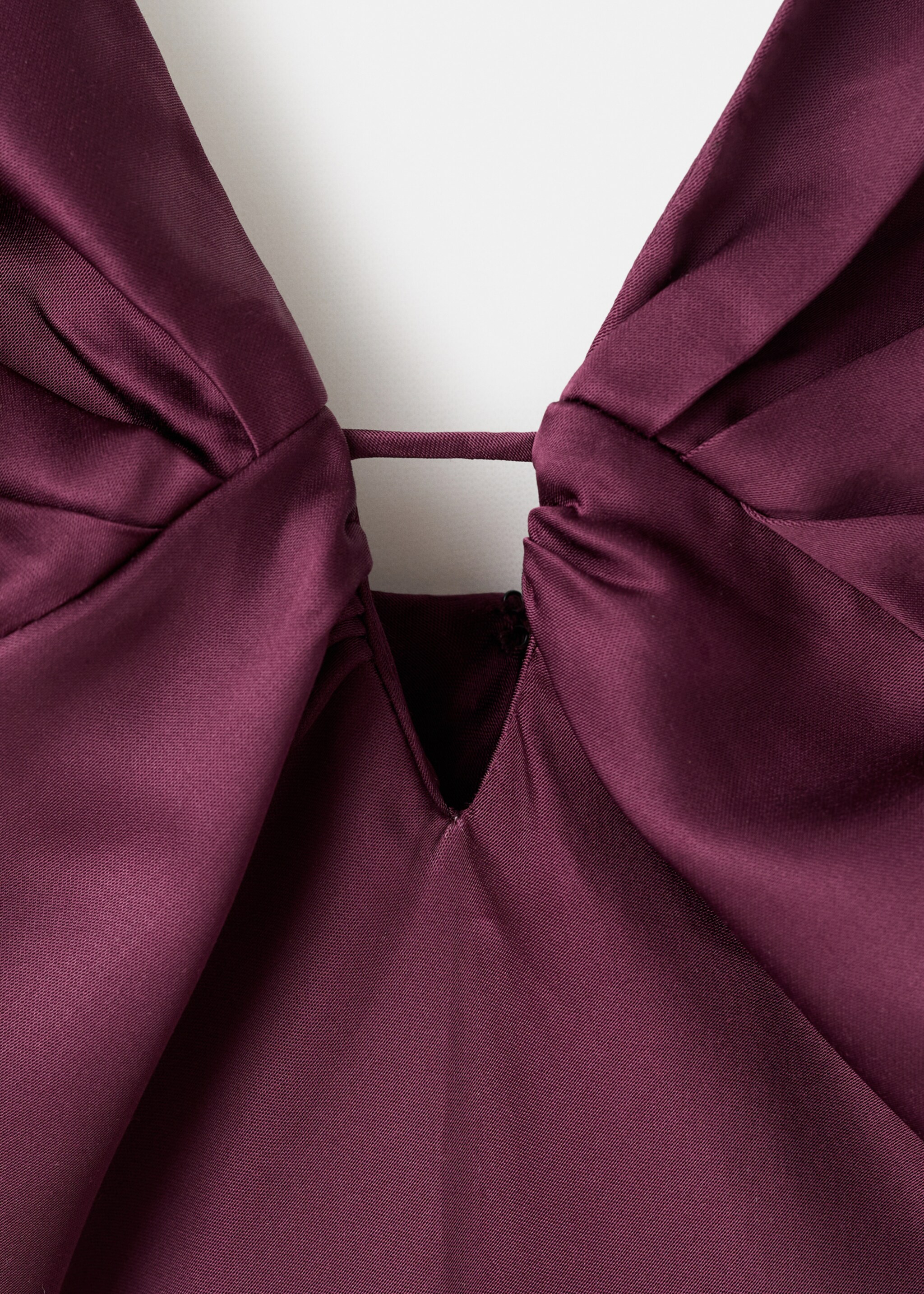 V-neck satin dress - Details of the article 8, Wine. Ref: 17015833-00.