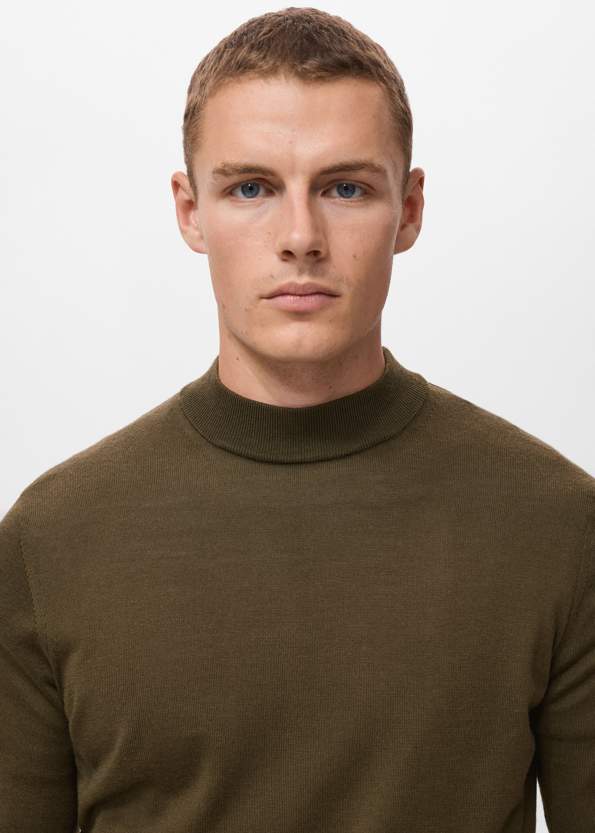 Pull-over 100 % laine col montant - Détail de l'article 1, Olive. Ref: 17015973-00.