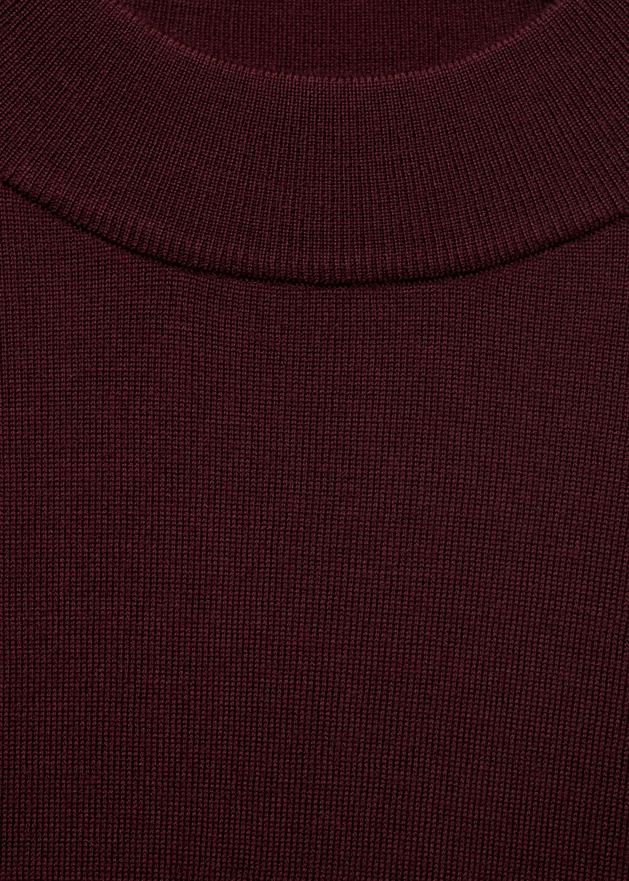 Pull-over 100 % laine col montant - Détail de l'article 8, Lie de vin. Ref: 17015973-00.