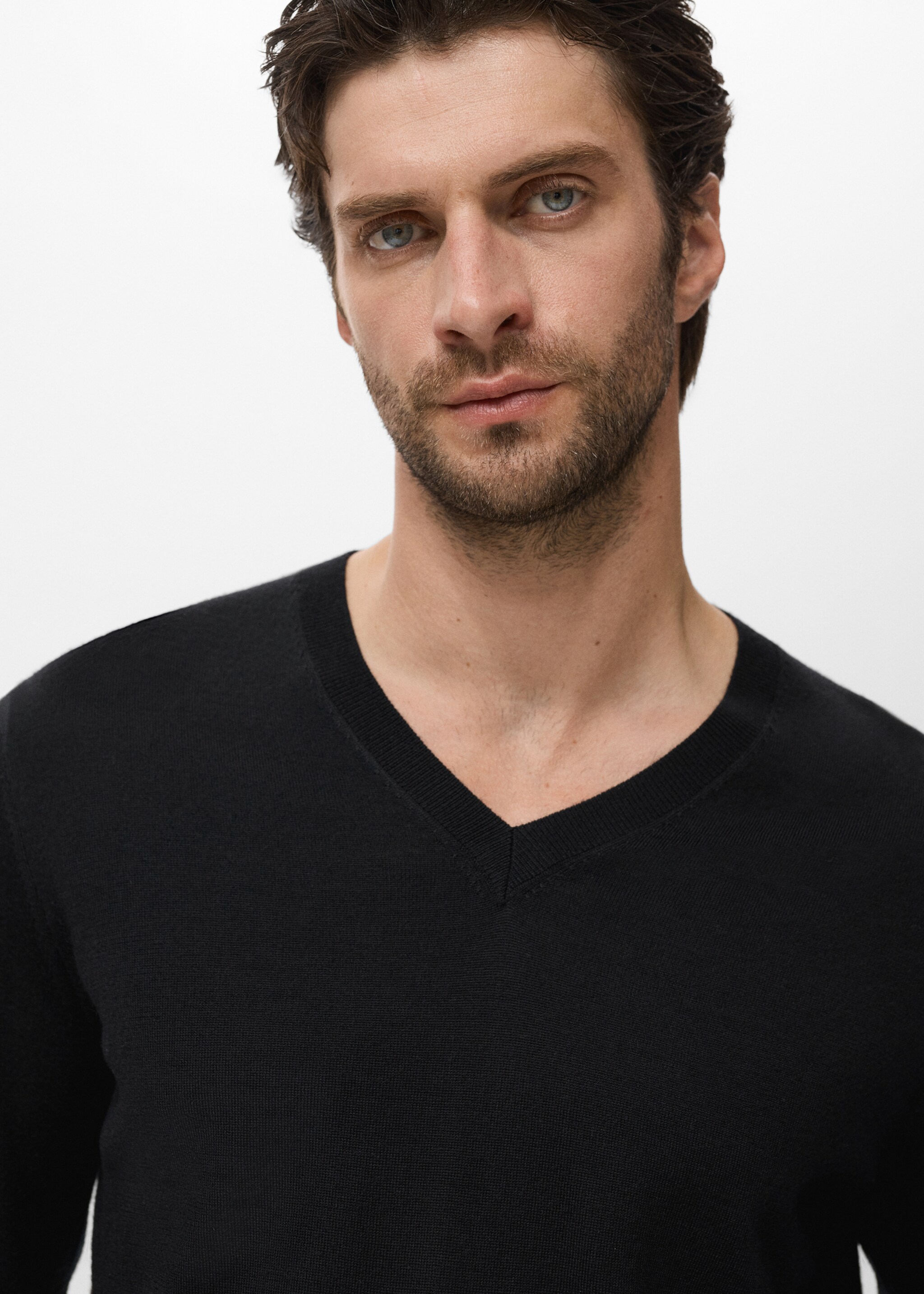 100% merino wool V-neck sweater - Details of the article 1, Black. Ref: 17015975-00.