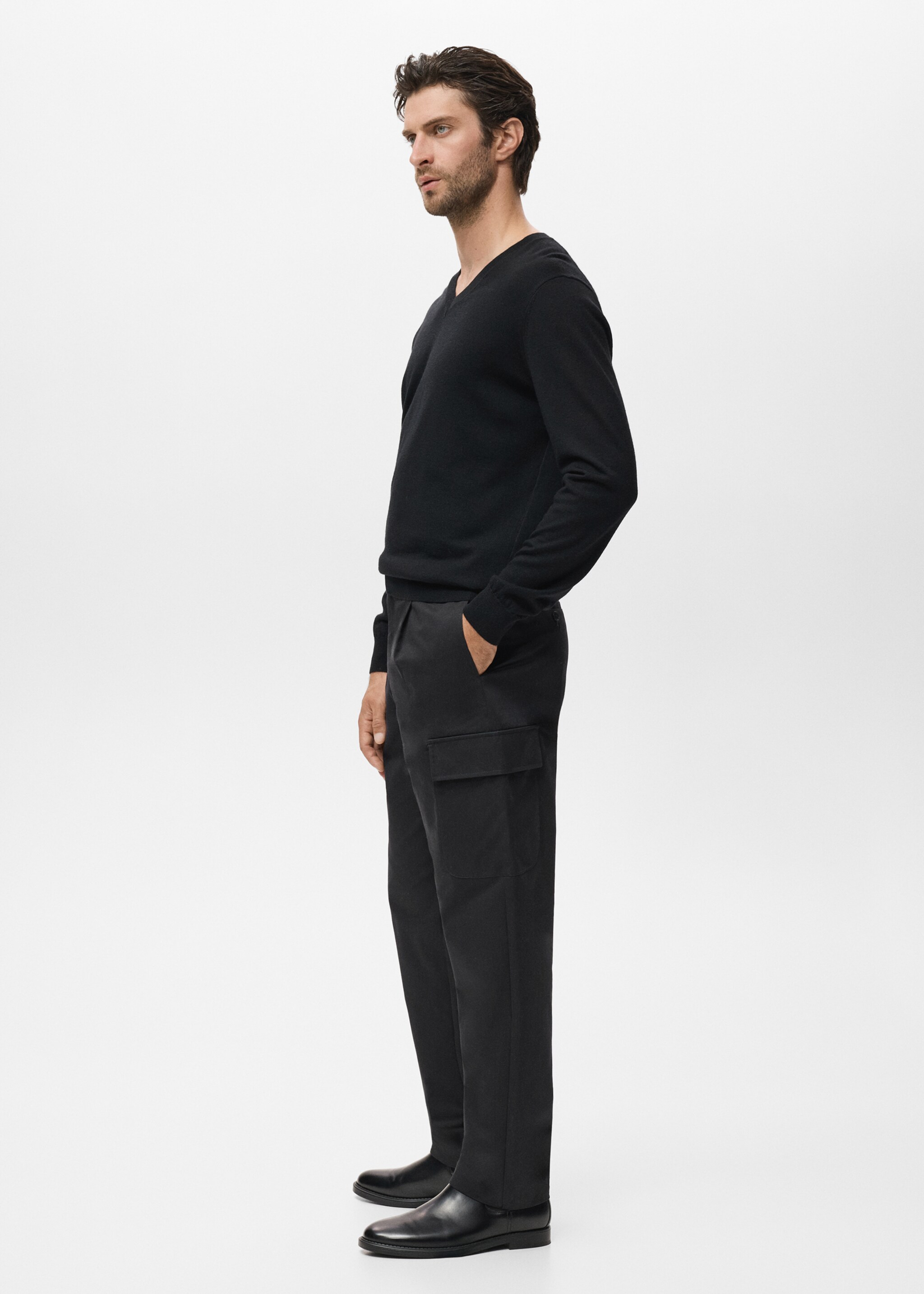 100% merino wool V-neck sweater - Details of the article 2, Black. Ref: 17015975-00.