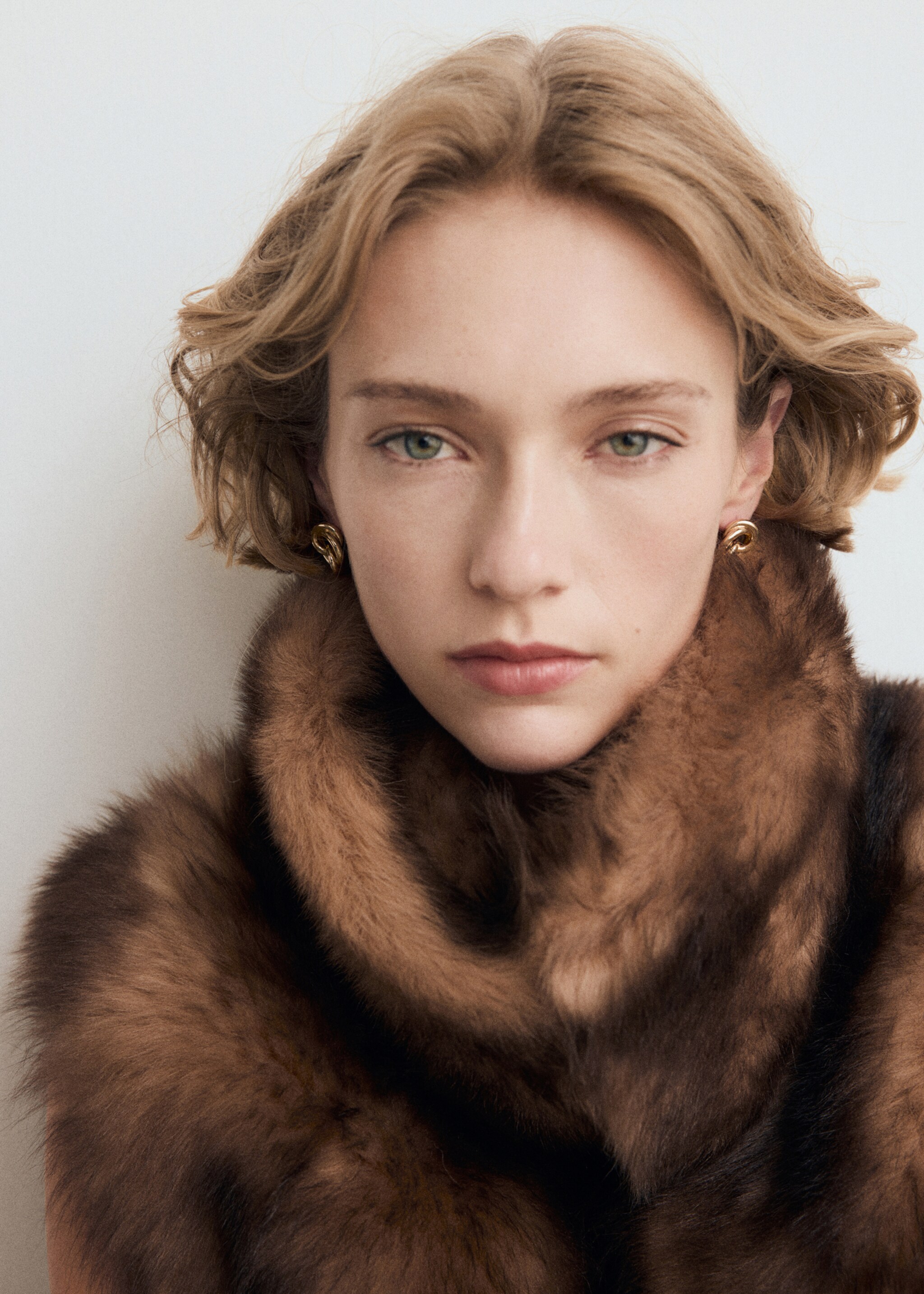 Intertwined hoop earrings - Details of the article 6, Gold. Ref: 17015999-00.