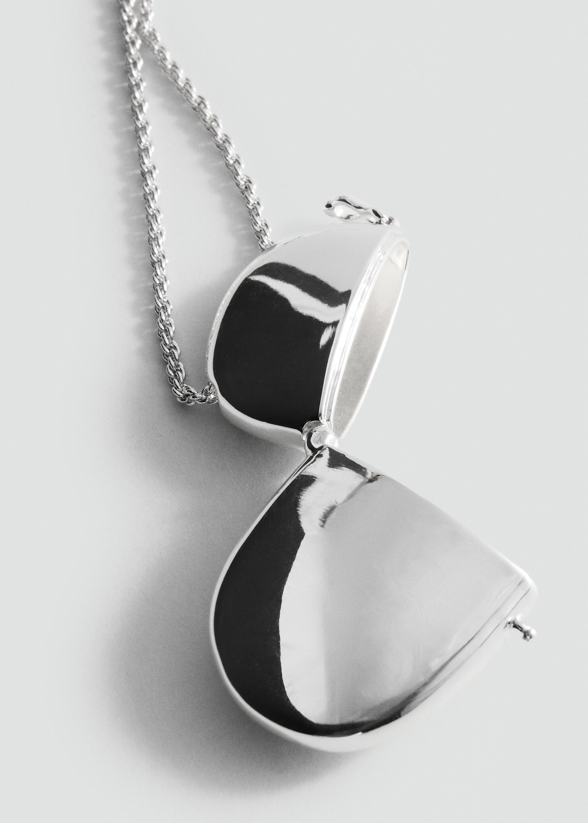 Collier pendentif médaillon - Plan moyen, Argent. Ref: 17016011-00.