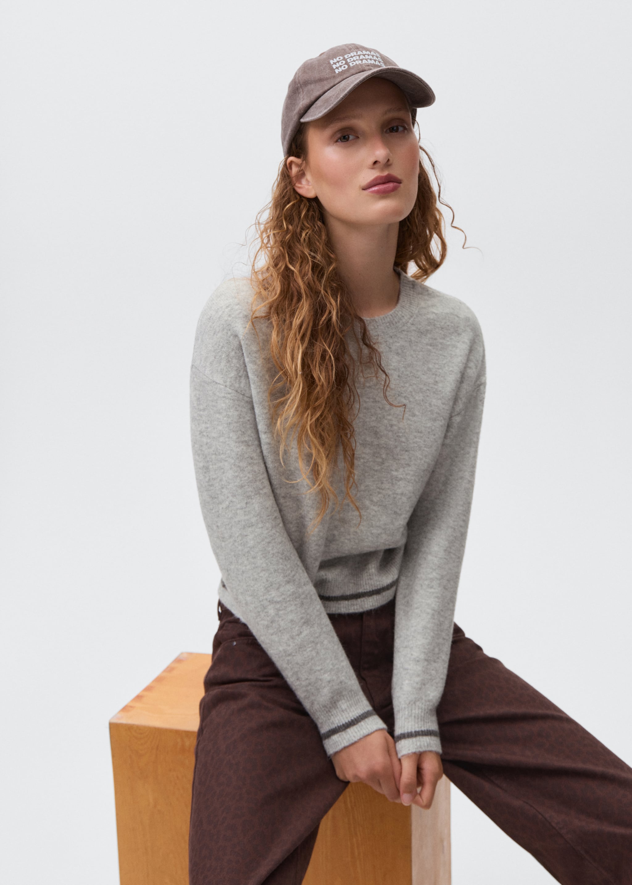 Knit embroidered sweater - Details of the article 2, Light Heather Grey. Ref: 17016336-00.