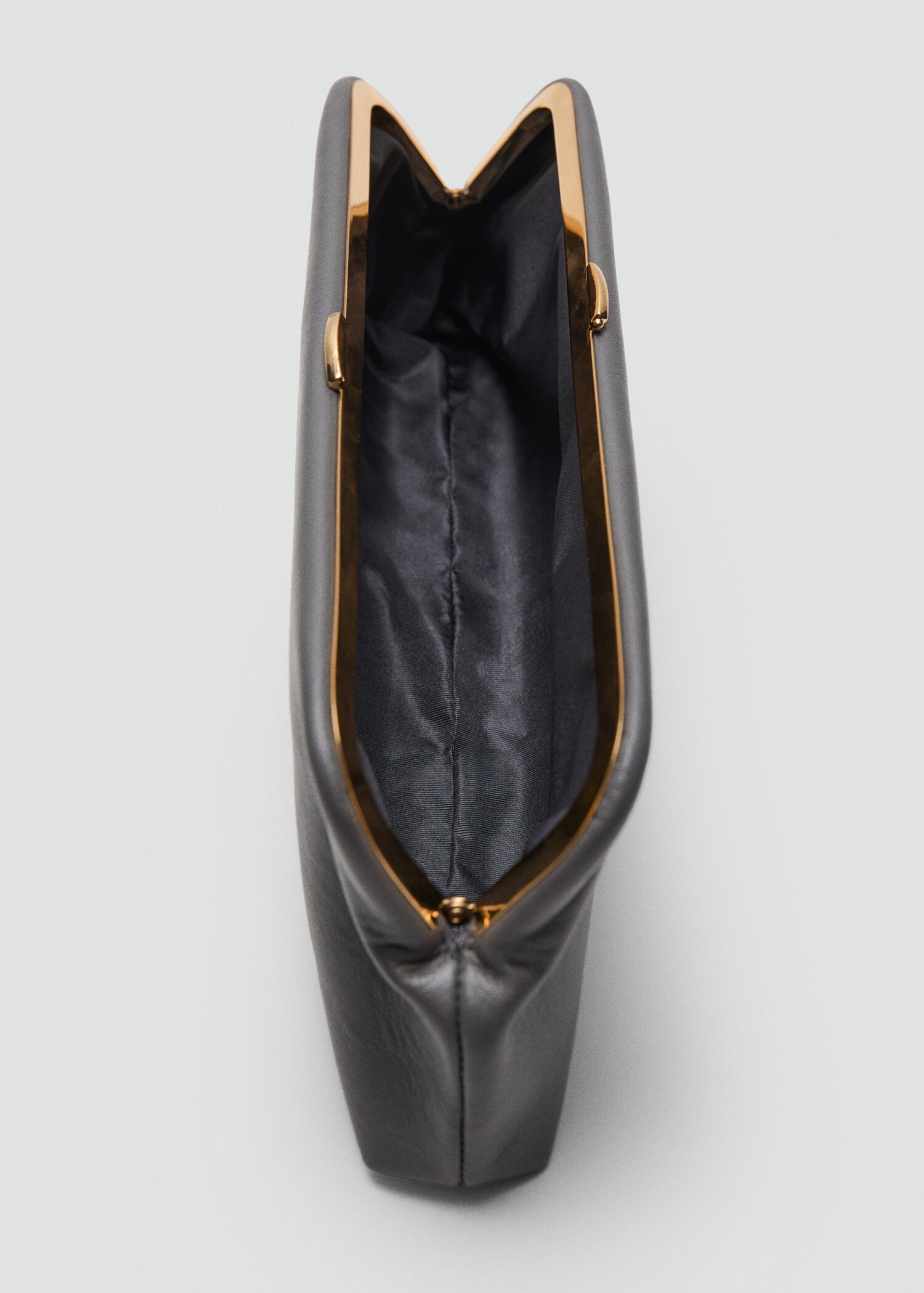 100% leather clutch - Details of the article 2