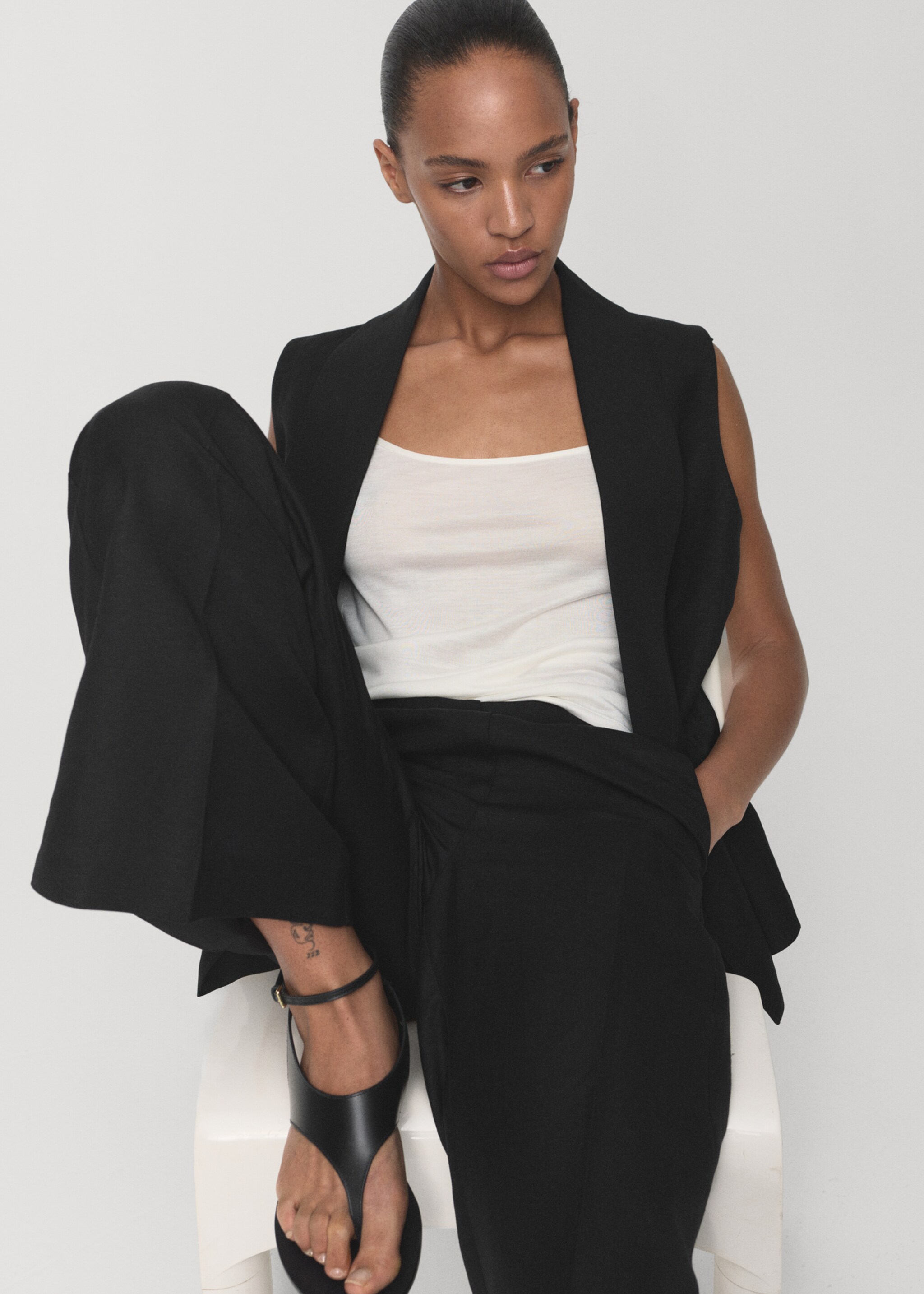 Straight-fit linen suit trousers - Details of the article 6, Black. Ref: 17016736-00.