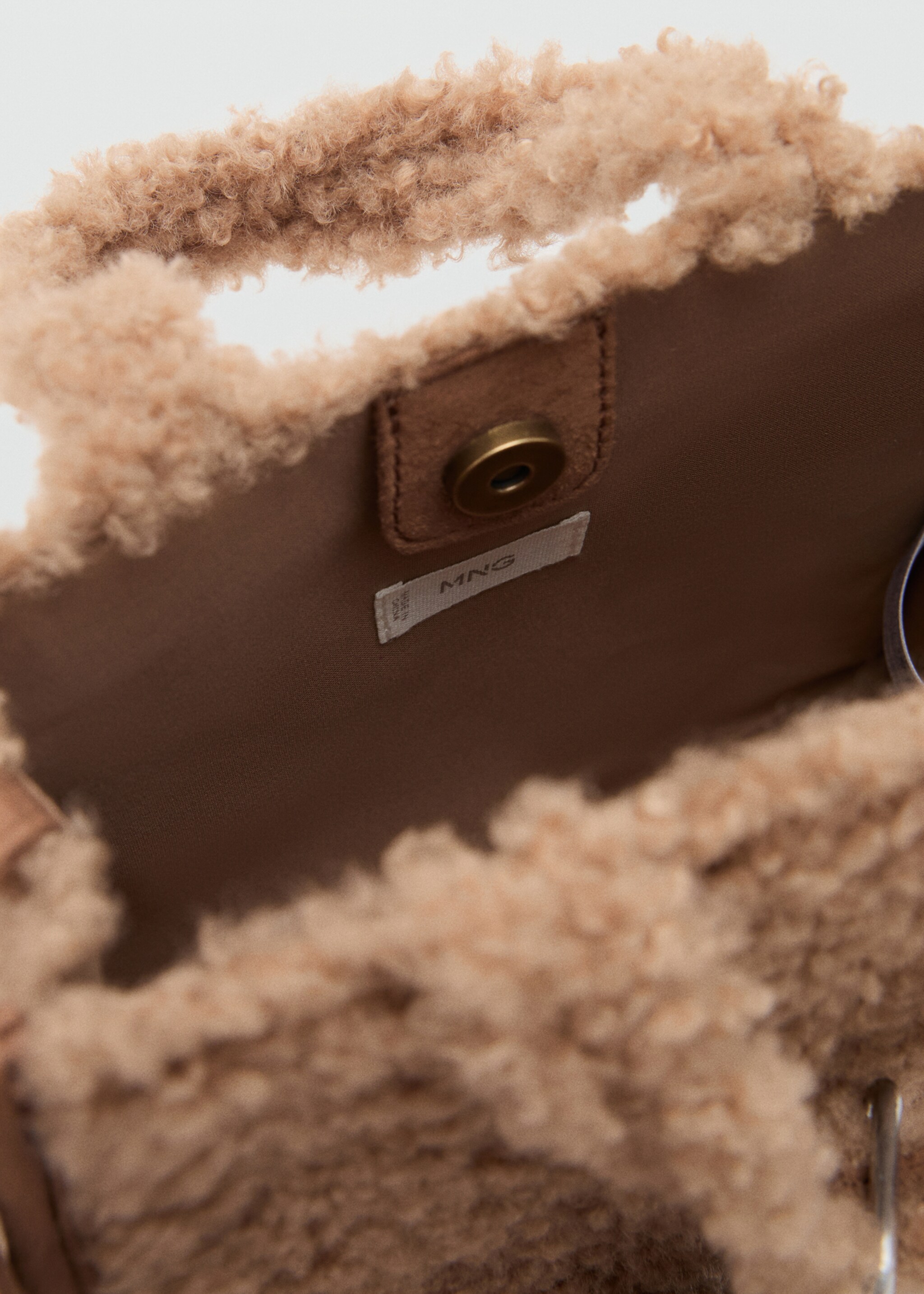 Shearling-effect bucket bag - Details of the article 2, Medium Brown. Ref: 17016742-00.