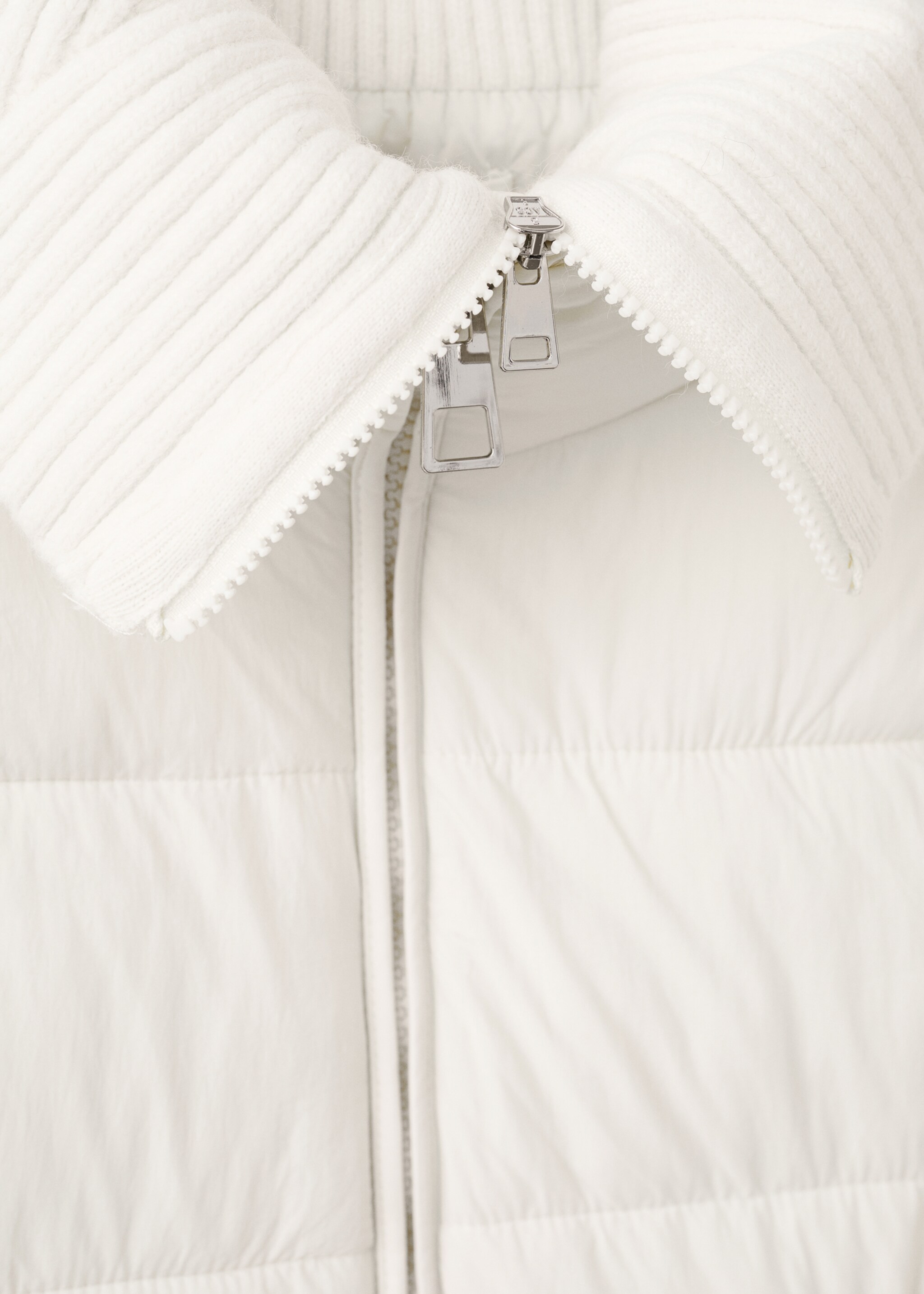 Quilted anorak with combined fabrics - Details of the article 8, Ecru. Ref: 17017765-00.