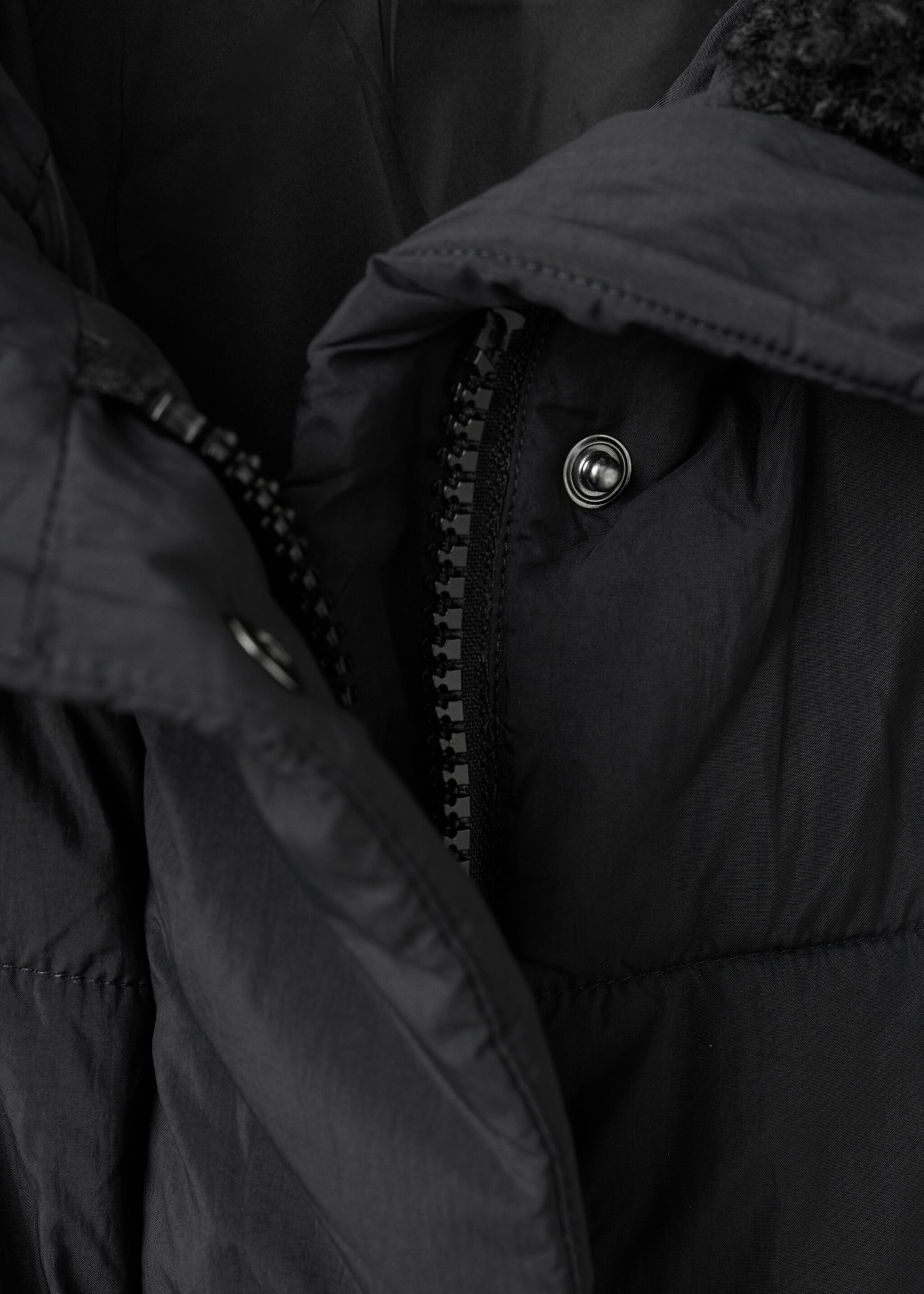 Fitted quilted anorak with hood - Details of the article 8, Black. Ref: 17017766-00.