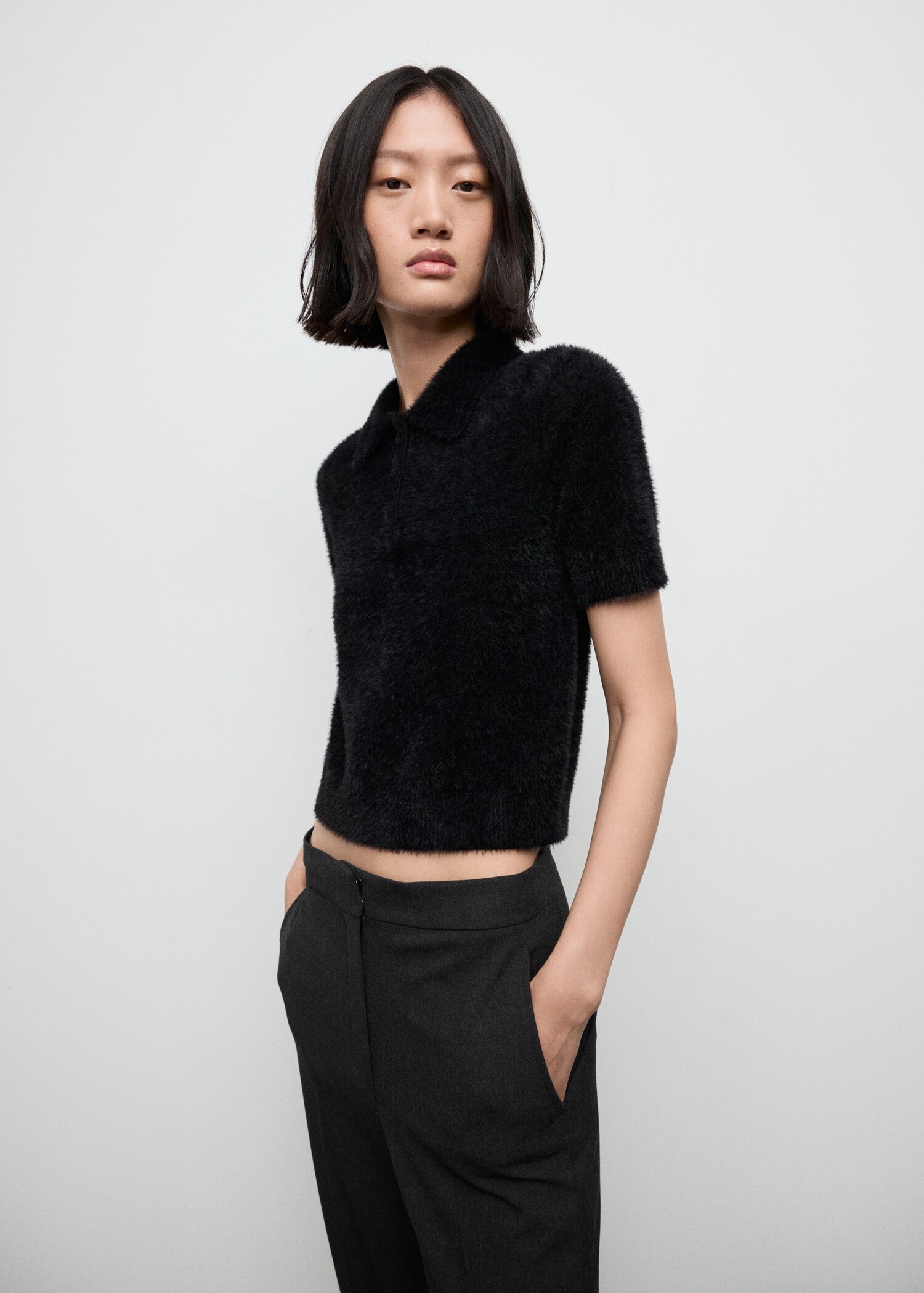 Sweater bulu sintetis dengan kerah polo - Tampilan Sedang